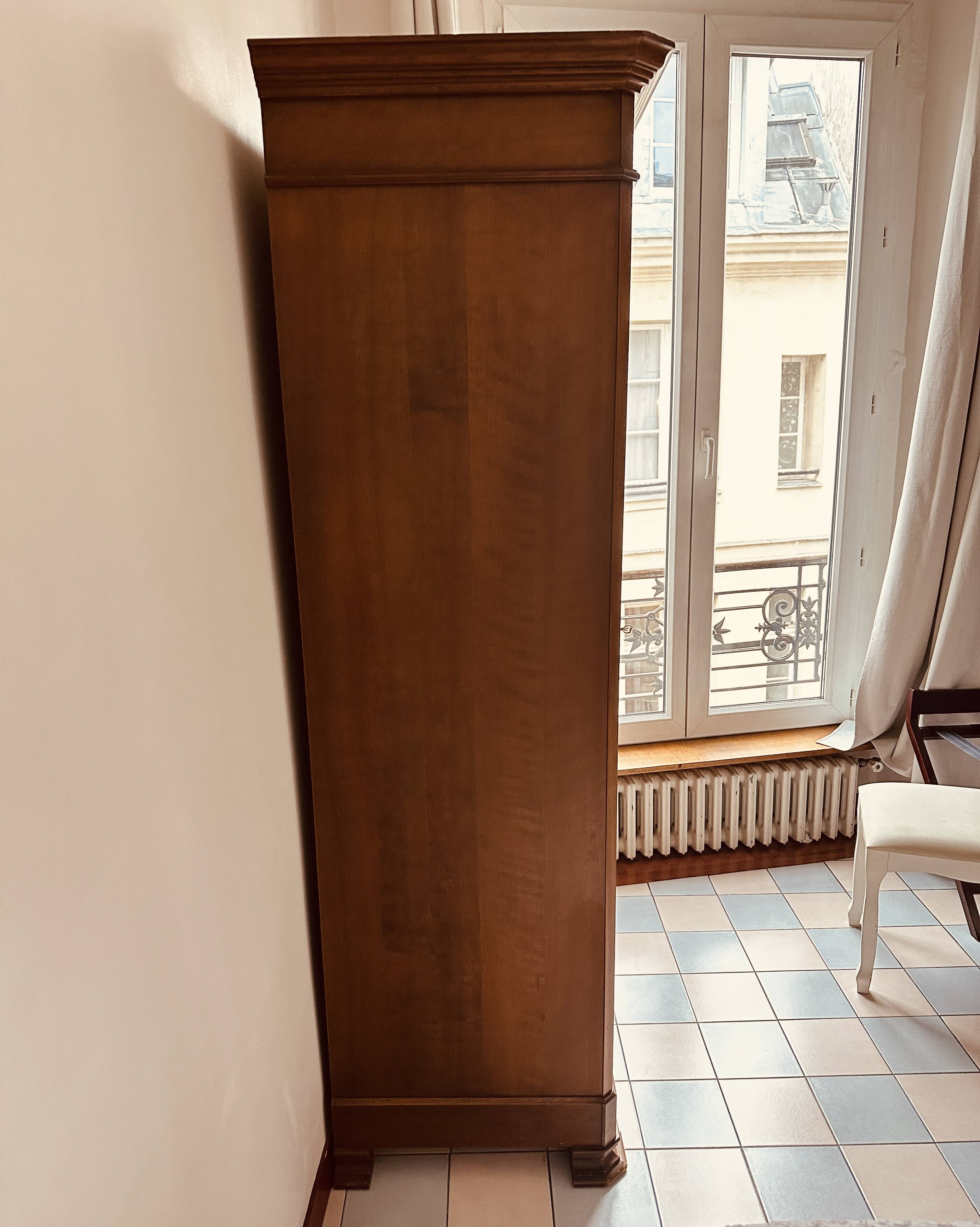 Armoire avec porte miroir en merisier Ebeniste