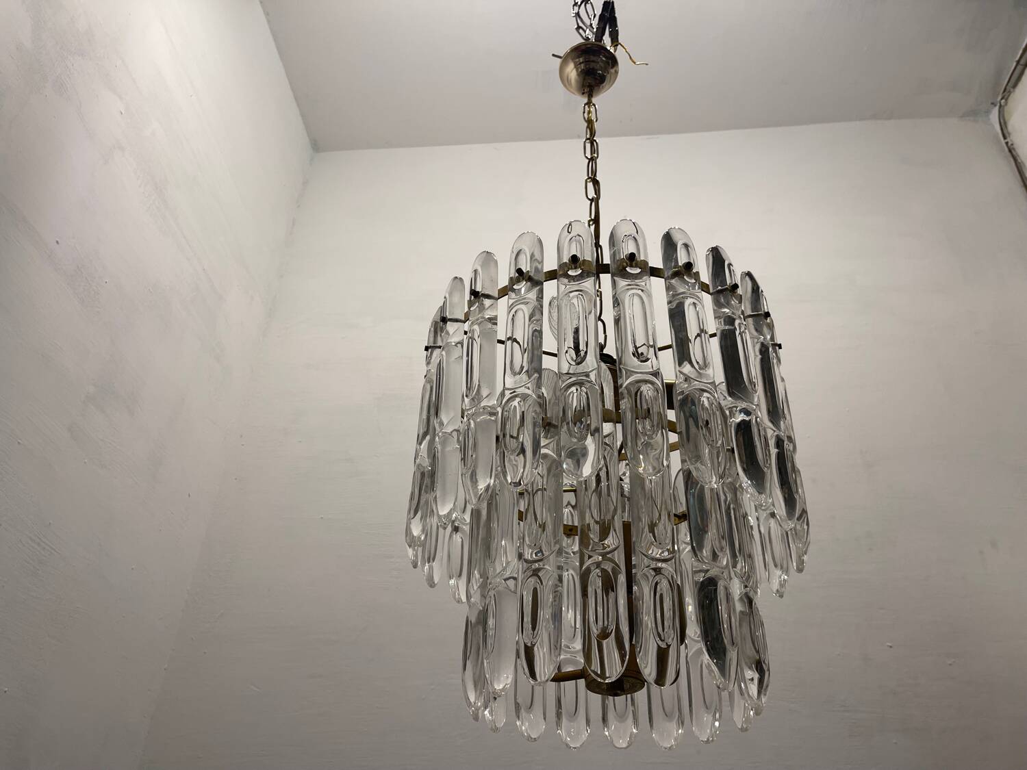 Lustre en cristal et laiton des années 1970