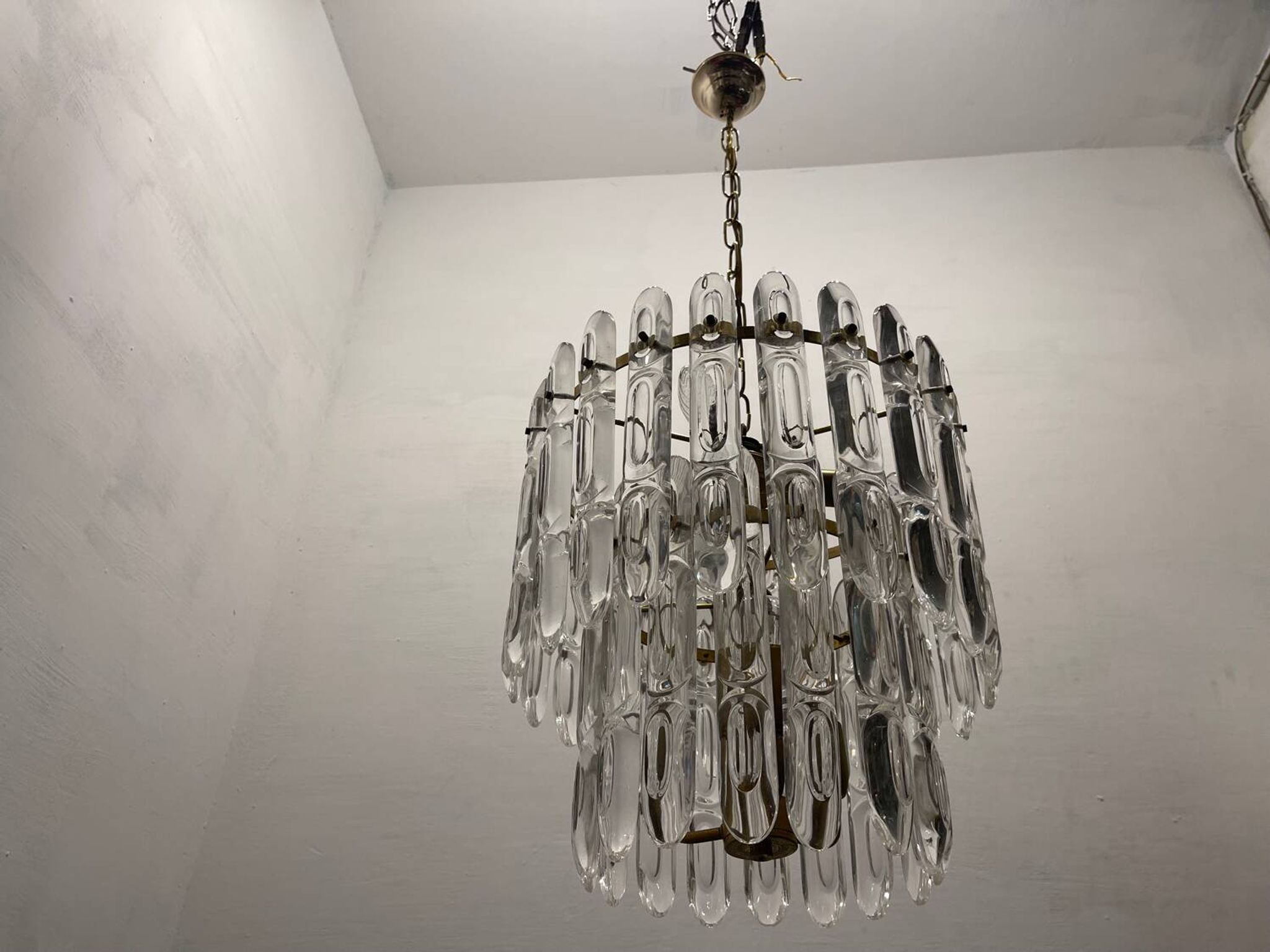 Lustre en cristal et laiton des années 1970