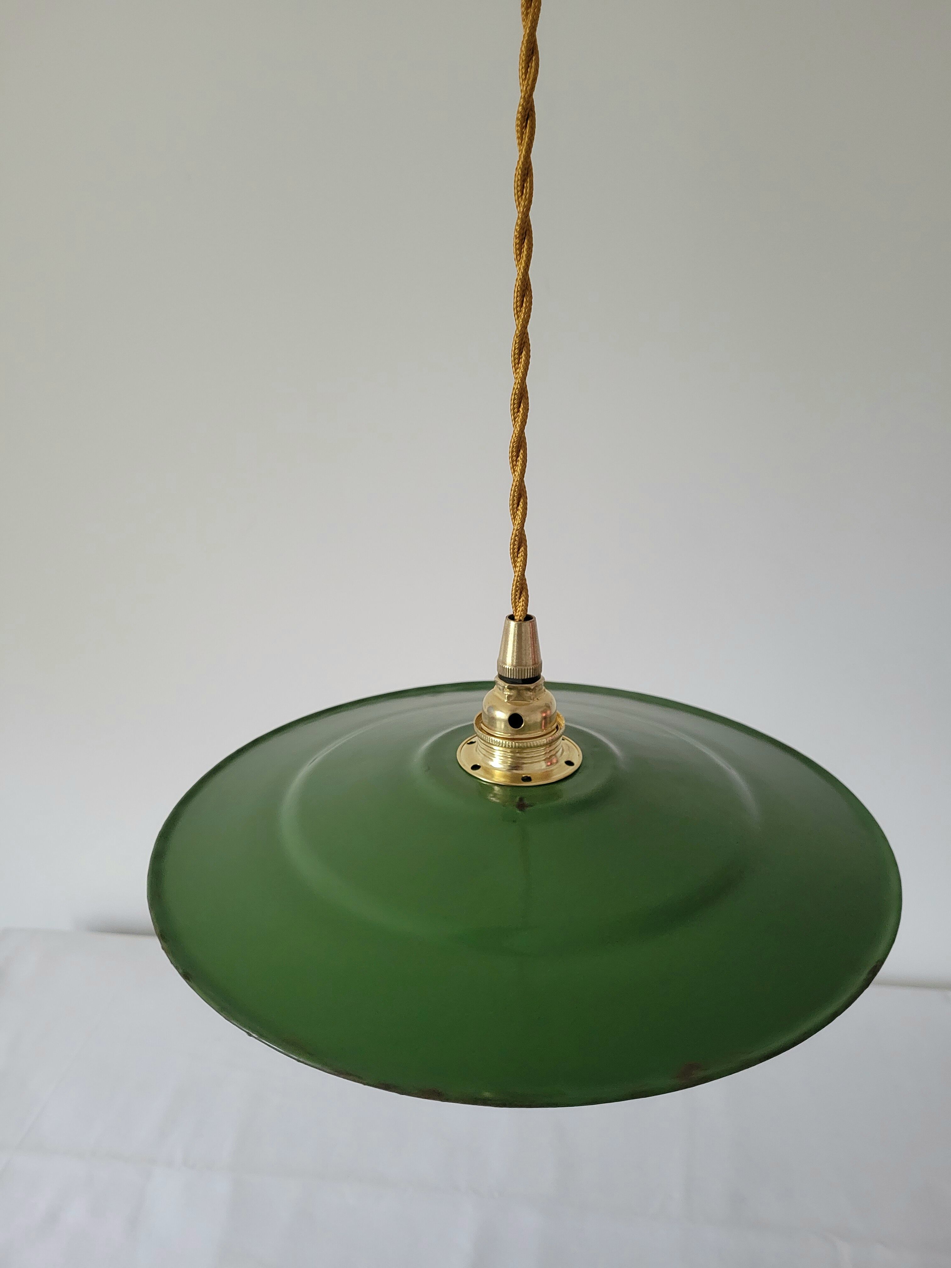 Green and white enamelled suspension