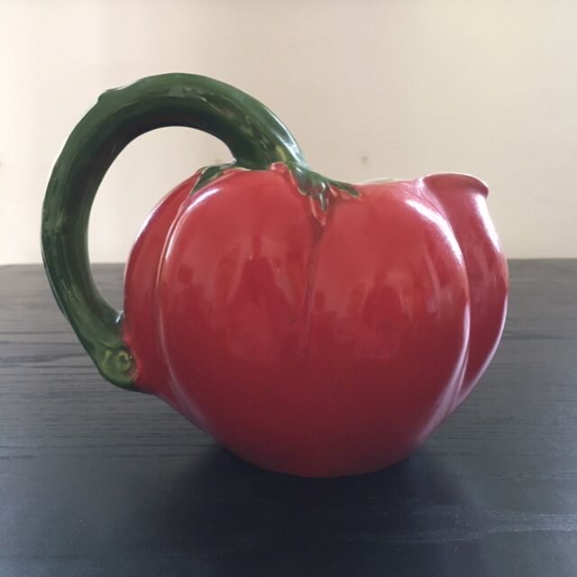 Tomato pitcher in dabbling