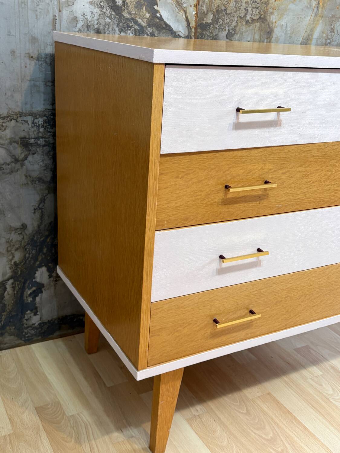 Commode en chêne & rose poudré