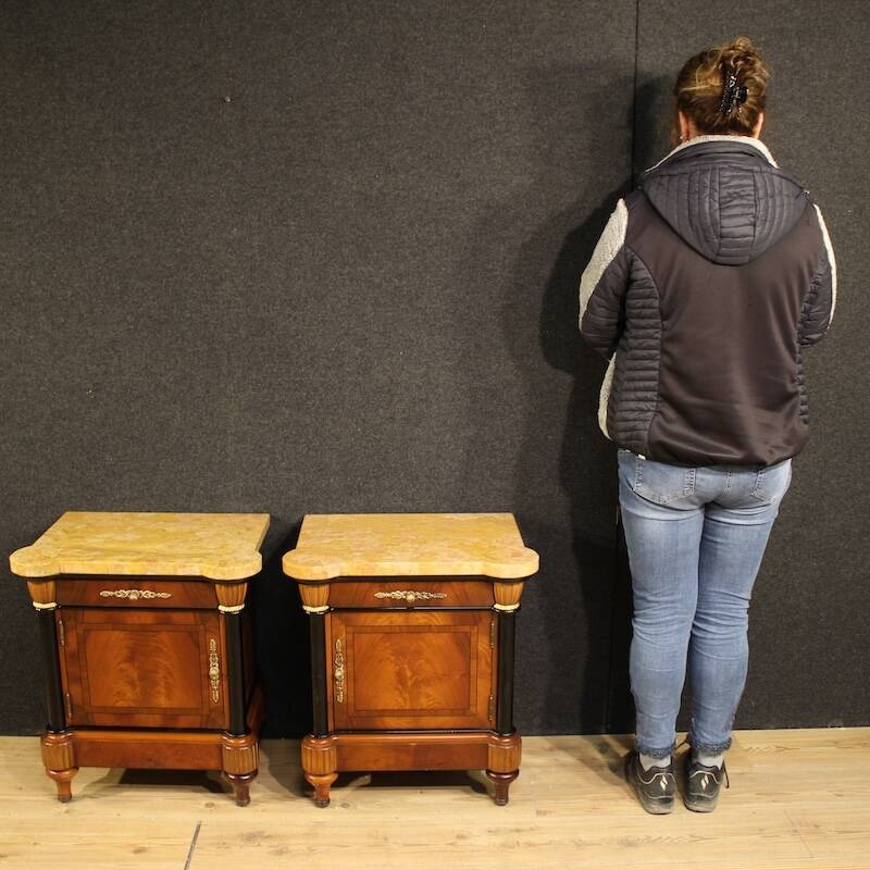 Paire de tables de chevet italiennes du 20e siècle avec plateau en marbre.