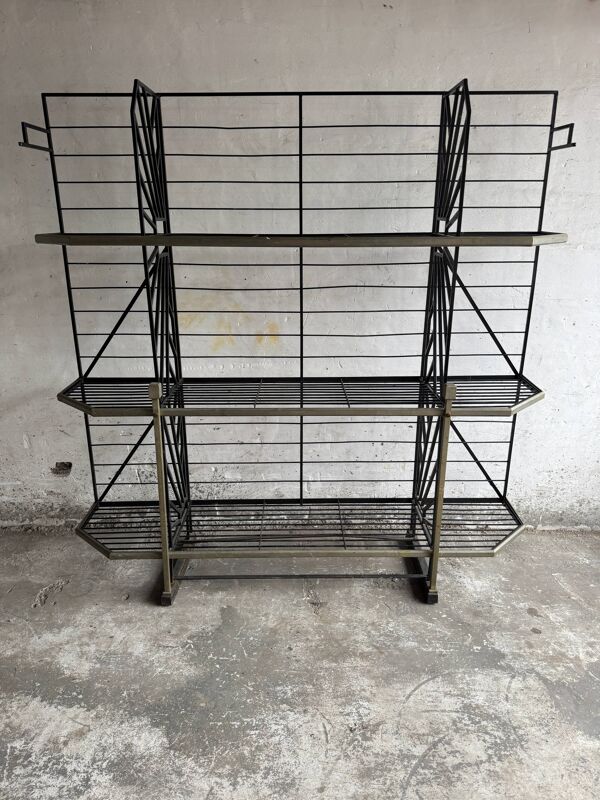 Grande étagère de boulangerie industrielle en métal noir thermolaqué — Présentoir et rangement à trois niveaux, finitions en laiton