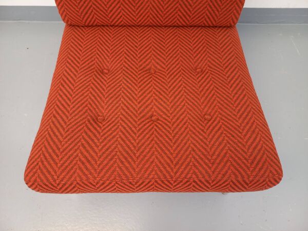 Fauteuil chauffeuse moderniste vintage en tissu et métal chromé années 70