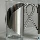 2 verres avec des poignées en métal, inox.