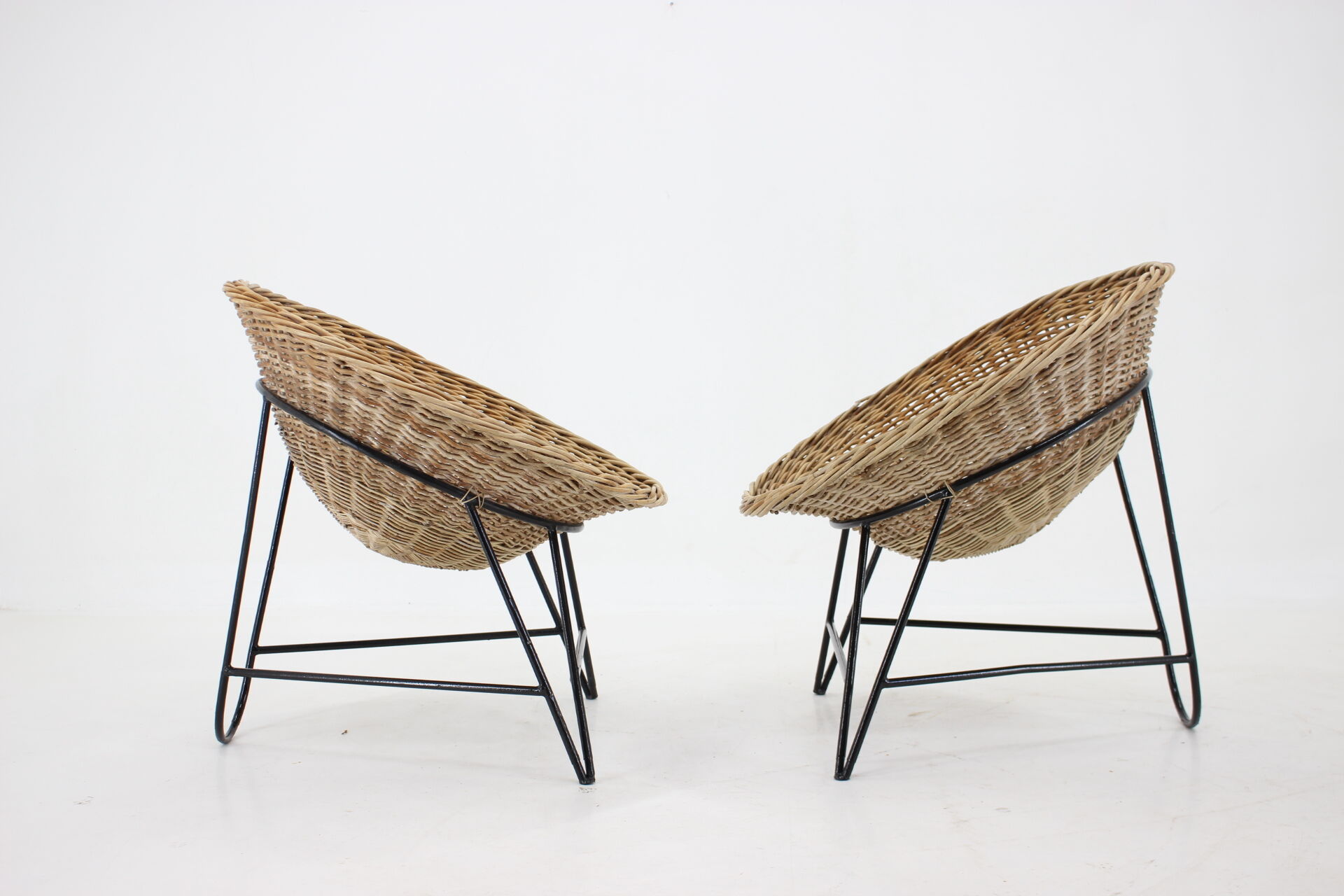 1960s pair of rattan woven basket chair with hairpin legs