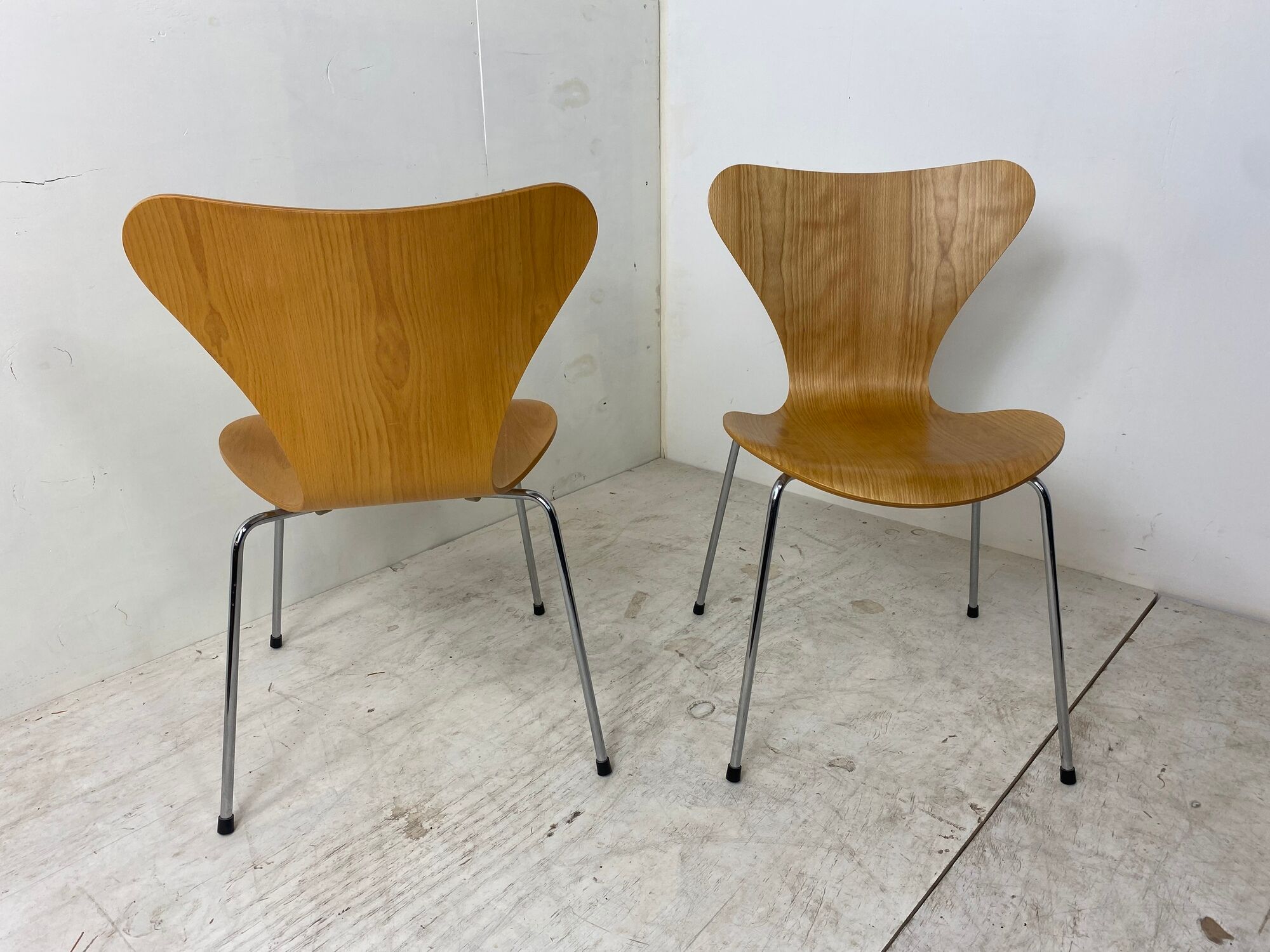 3107 dining chairs by Arne Jacobsen for Fritz Hansen