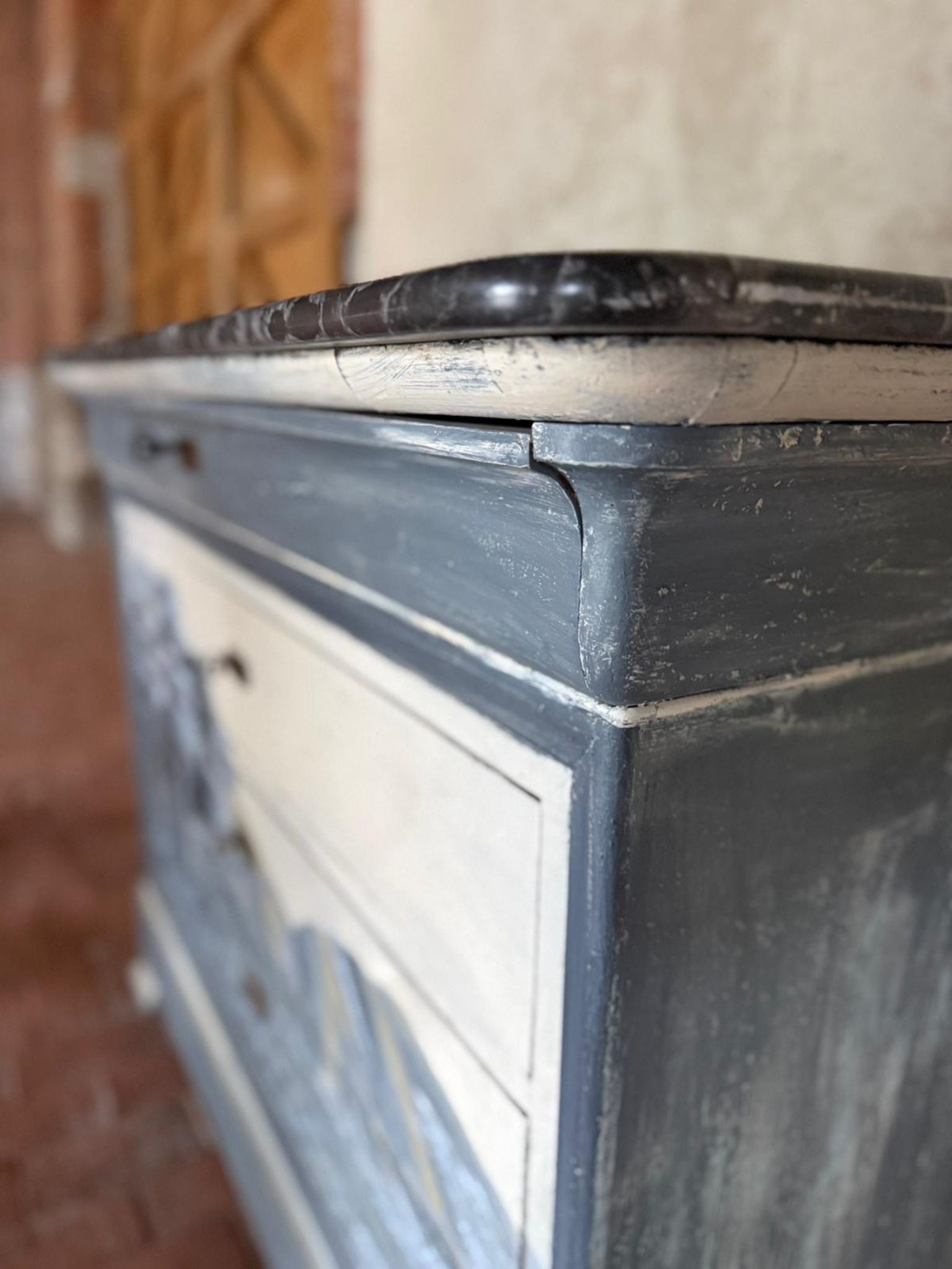 Commode Louis Philippe datant du 19e siècle avec marbre, peinture et patine