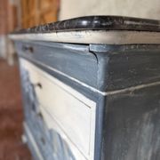 Commode Louis Philippe datant du 19e siècle avec marbre, peinture et patine