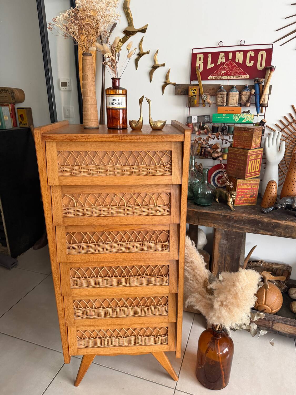 Vintage 1960s chest of drawers / chiffonnier with tapered legs and rattan.