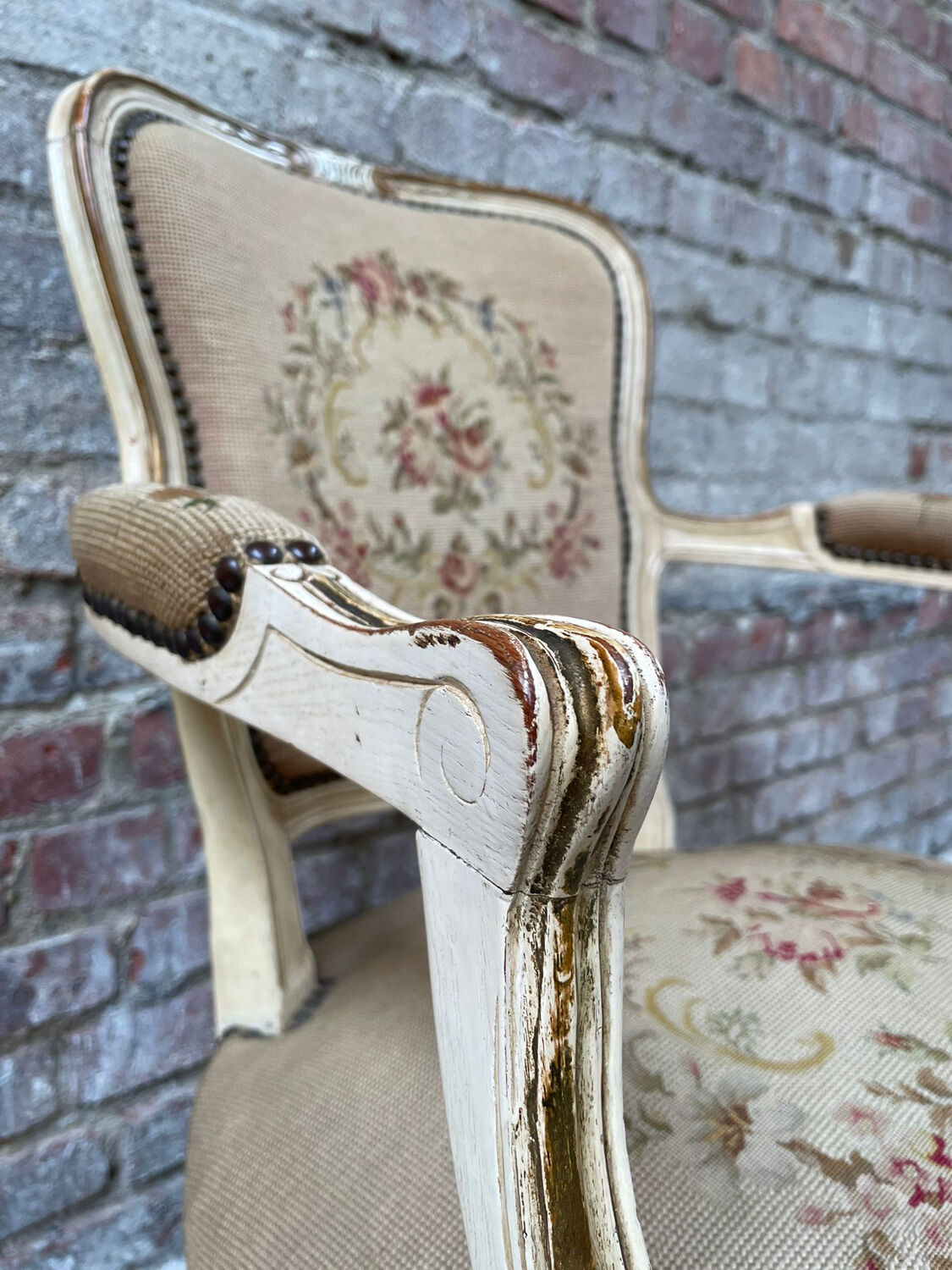 Fauteuil français avec tapisserie florale