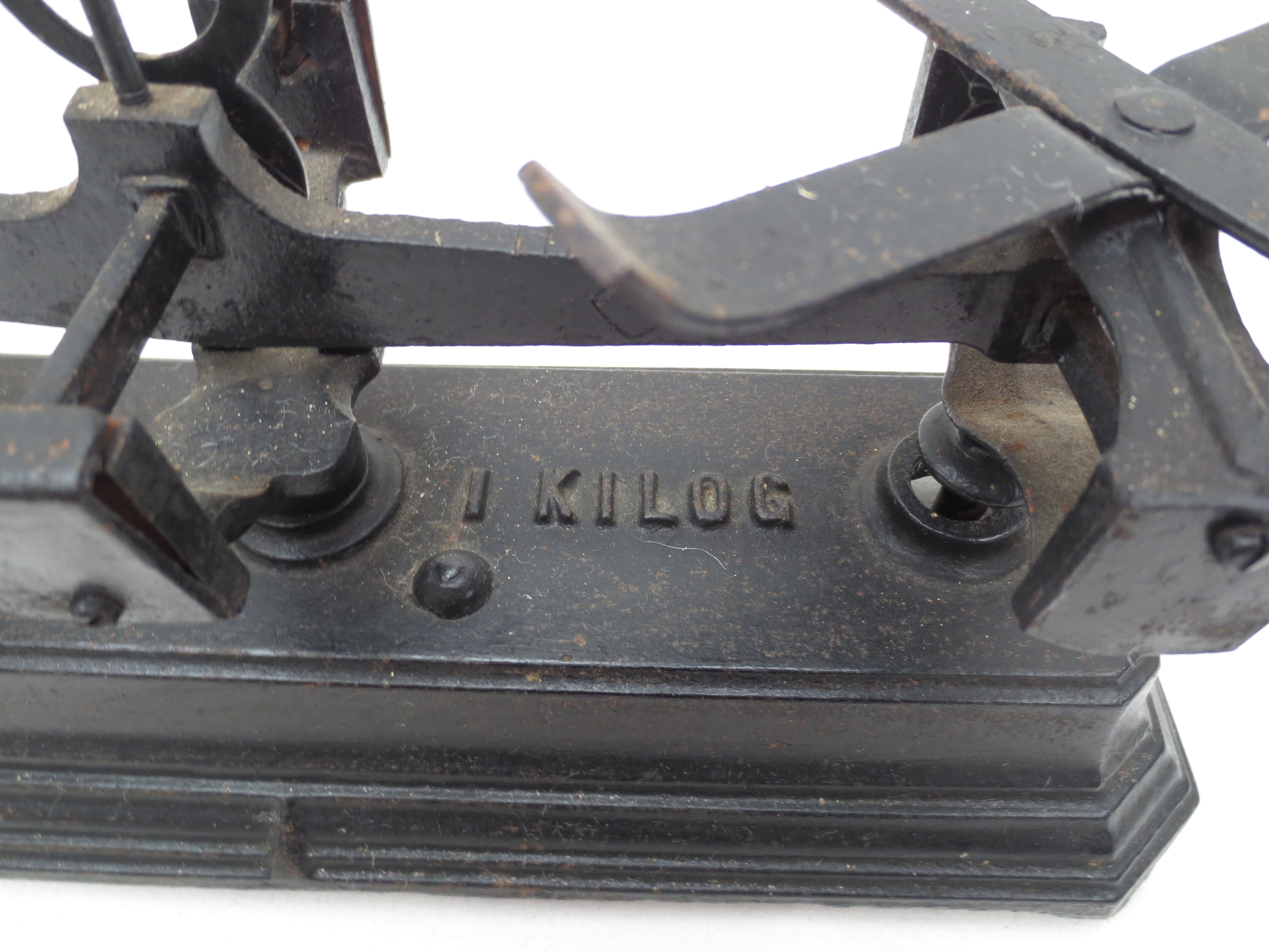 Scale old type roberval force 1 kg
