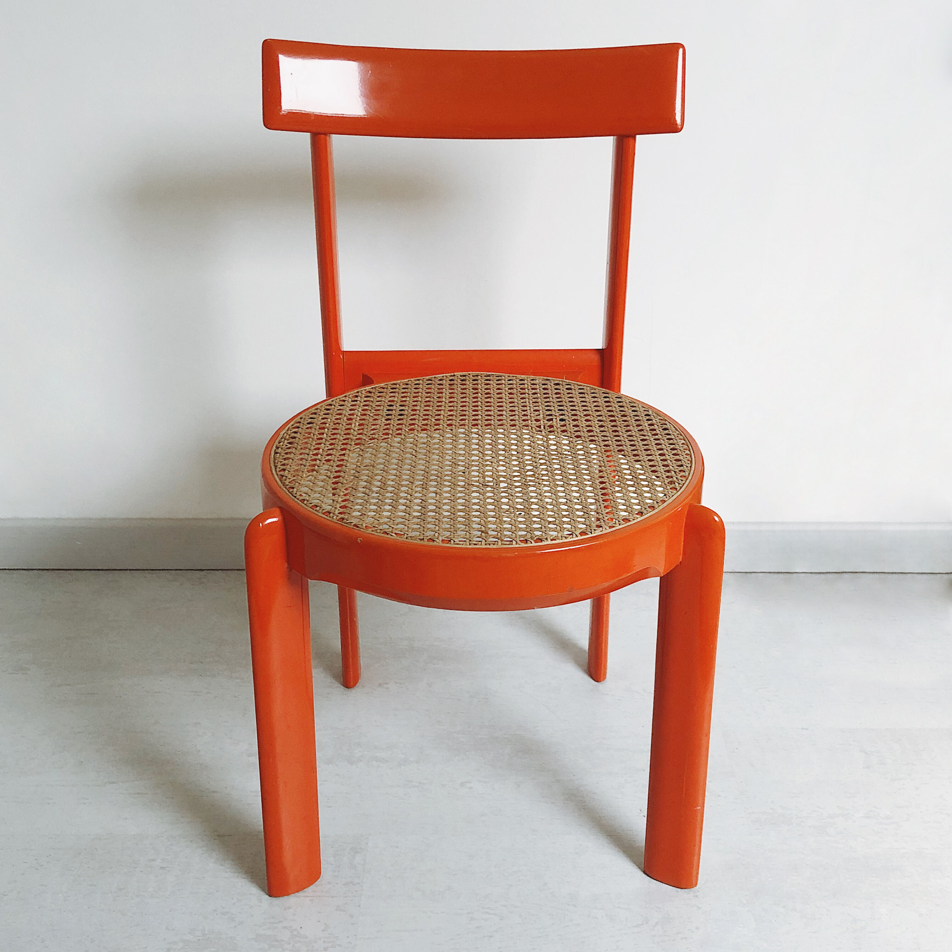Chaise vintage en bois laqué orange et assise cannage