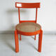 Chaise vintage en bois laqué orange et assise cannage