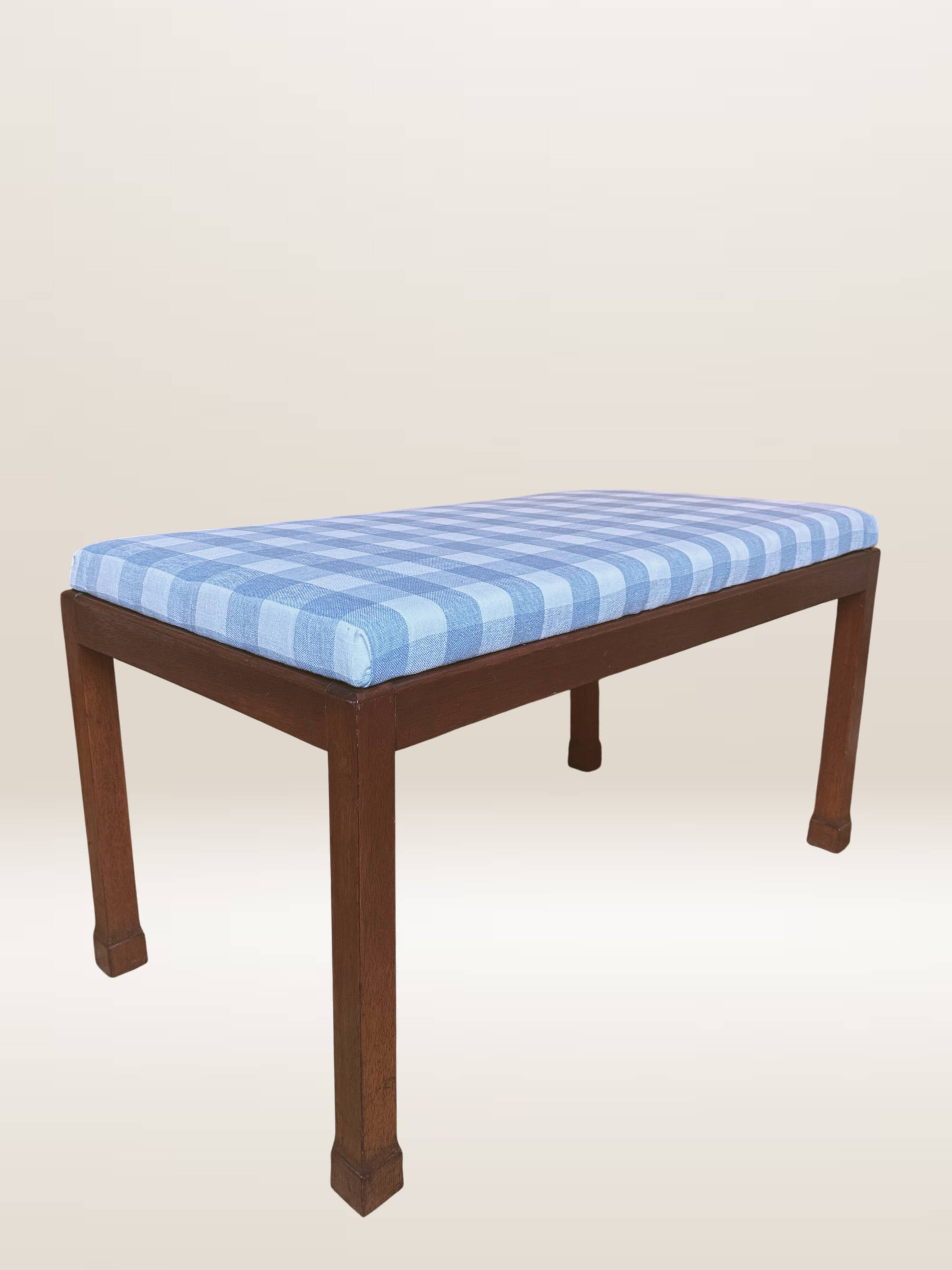 Ottoman coffee table in wood and gingham fabric.