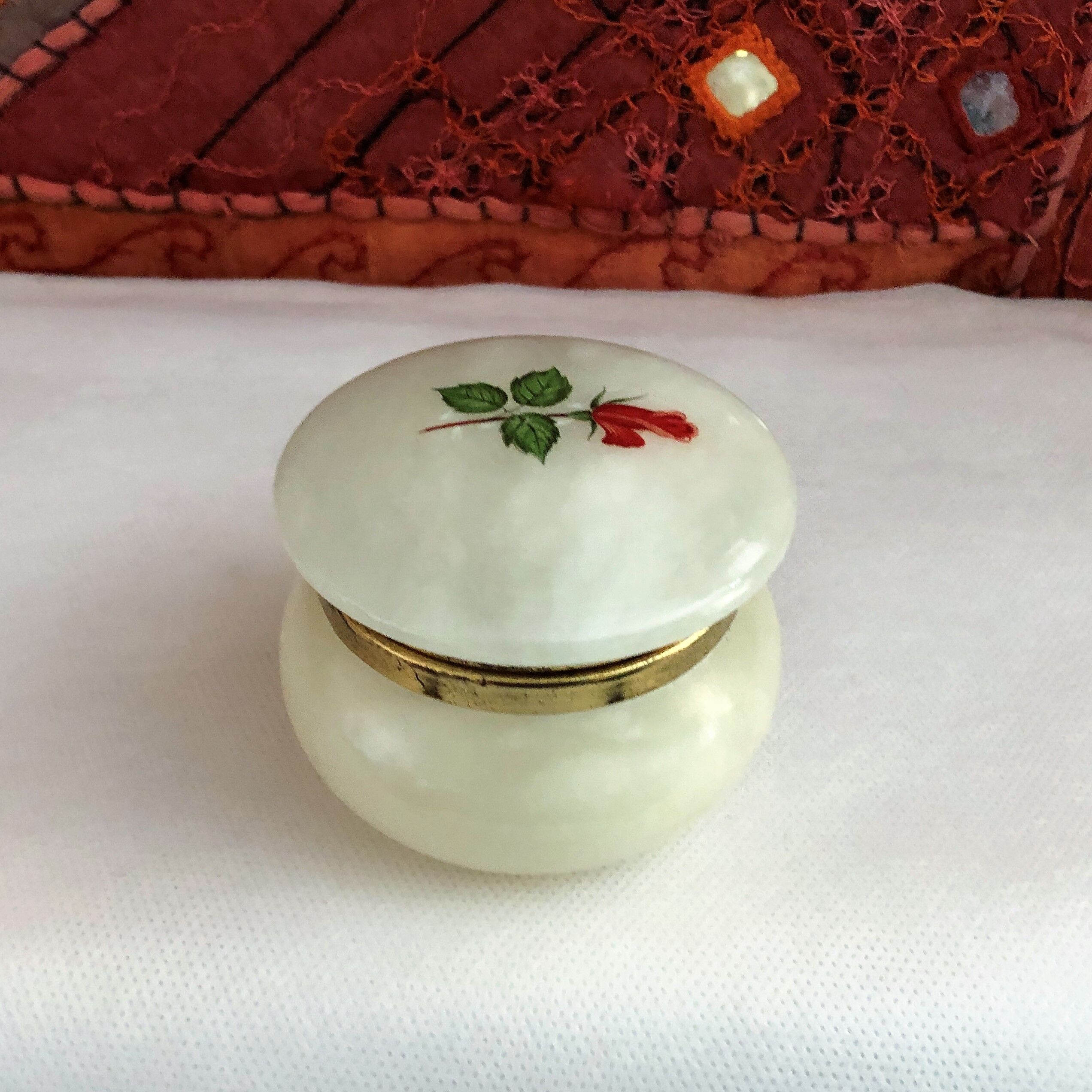 Artisanal alabaster boître white Spain