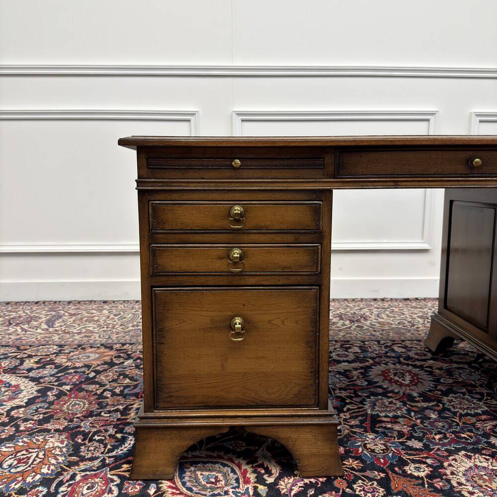 Bureau Chesterfield RAC Classic English