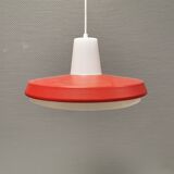 Lampe à suspension des années 70, métal laqué rouge avec plateau en plastique dur