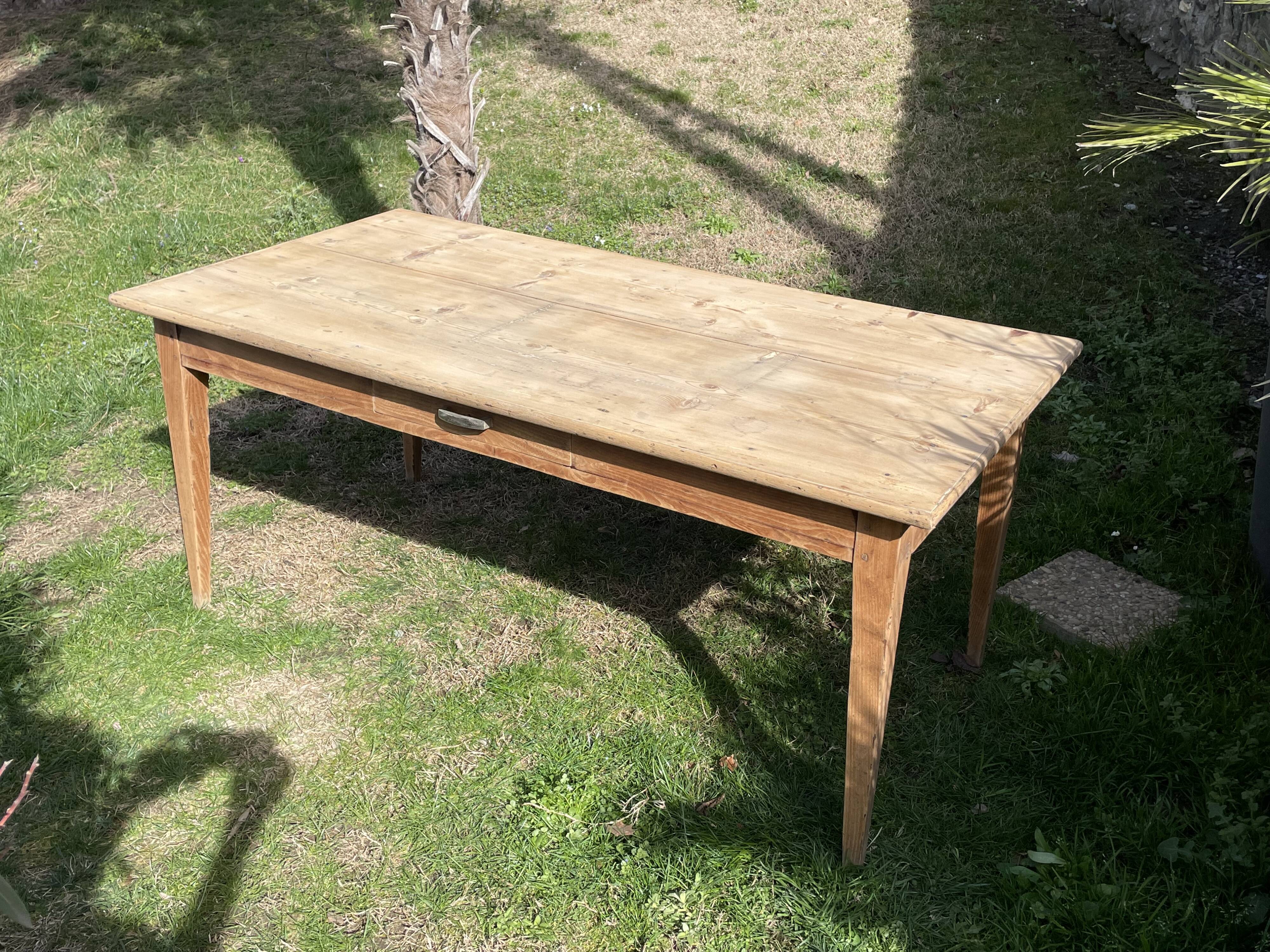 Farmhouse table with spindle legs