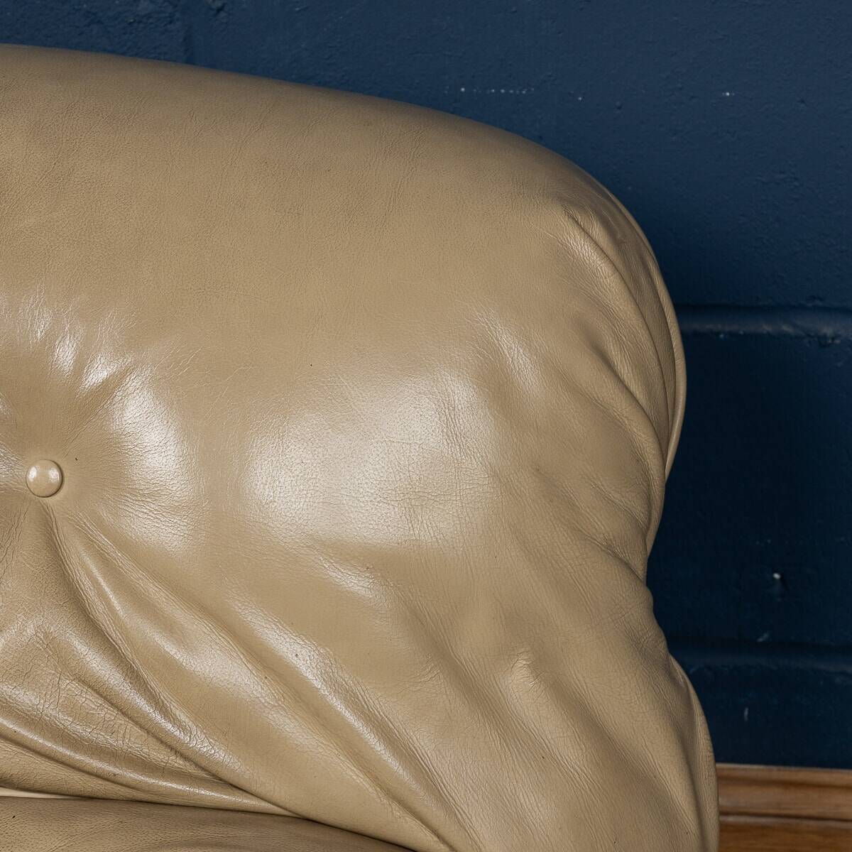 Italian 20thc beige "soriana" leather sofa by tobia scarpa for cassina