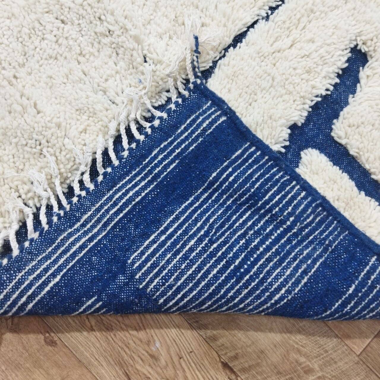 Tapis berbère marocain en laine écru et bleu – 283 x 188 cm