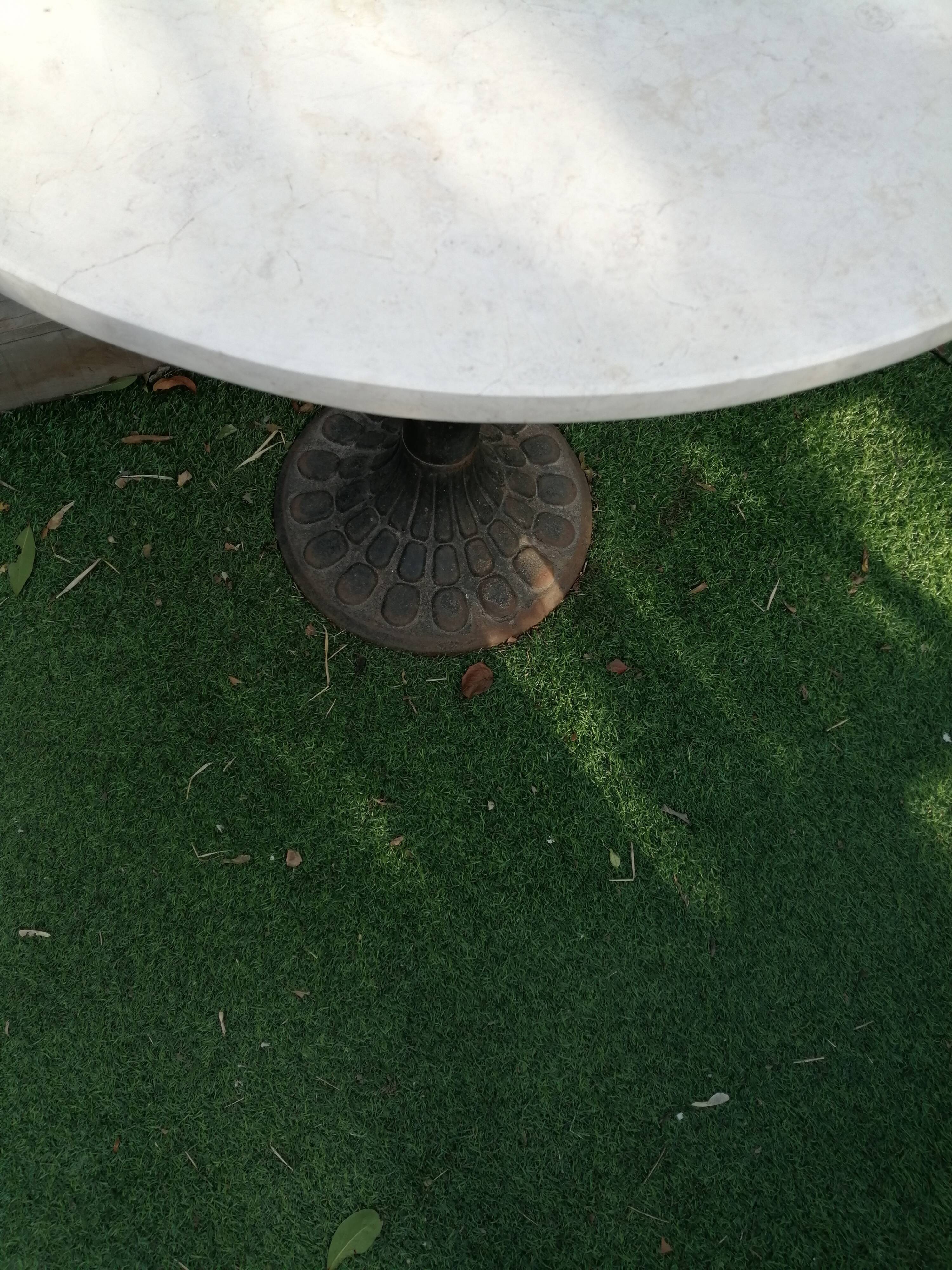 Round bistro table in stone and cast iron