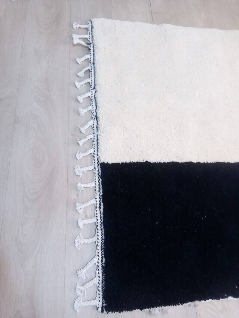 Beni Ouraine Berber rug, white and black, size 150 x 250 cm