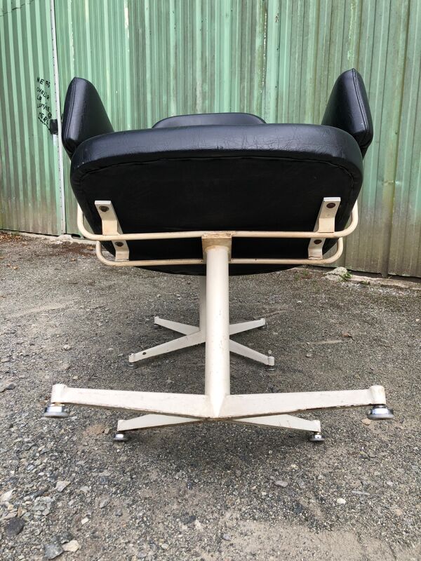 Duo de fauteuils vintage en Skaï noir à piétement métallique.