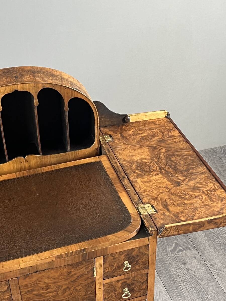 Bureau de style Queen Anne en placage de loupe de noyer, XXe siècle