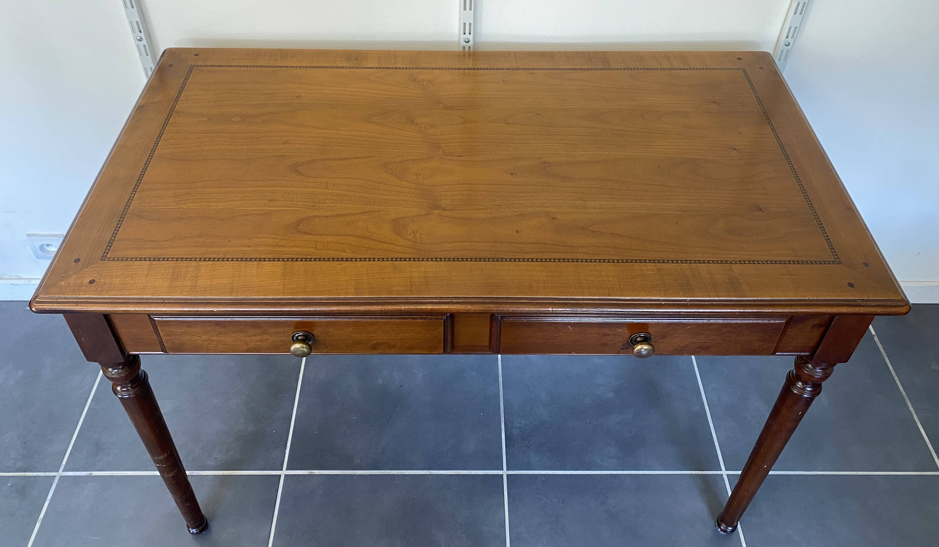Antique cherry wood desk with marquetry, 2 drawers and 2 shelves, 112x60 h76cm.