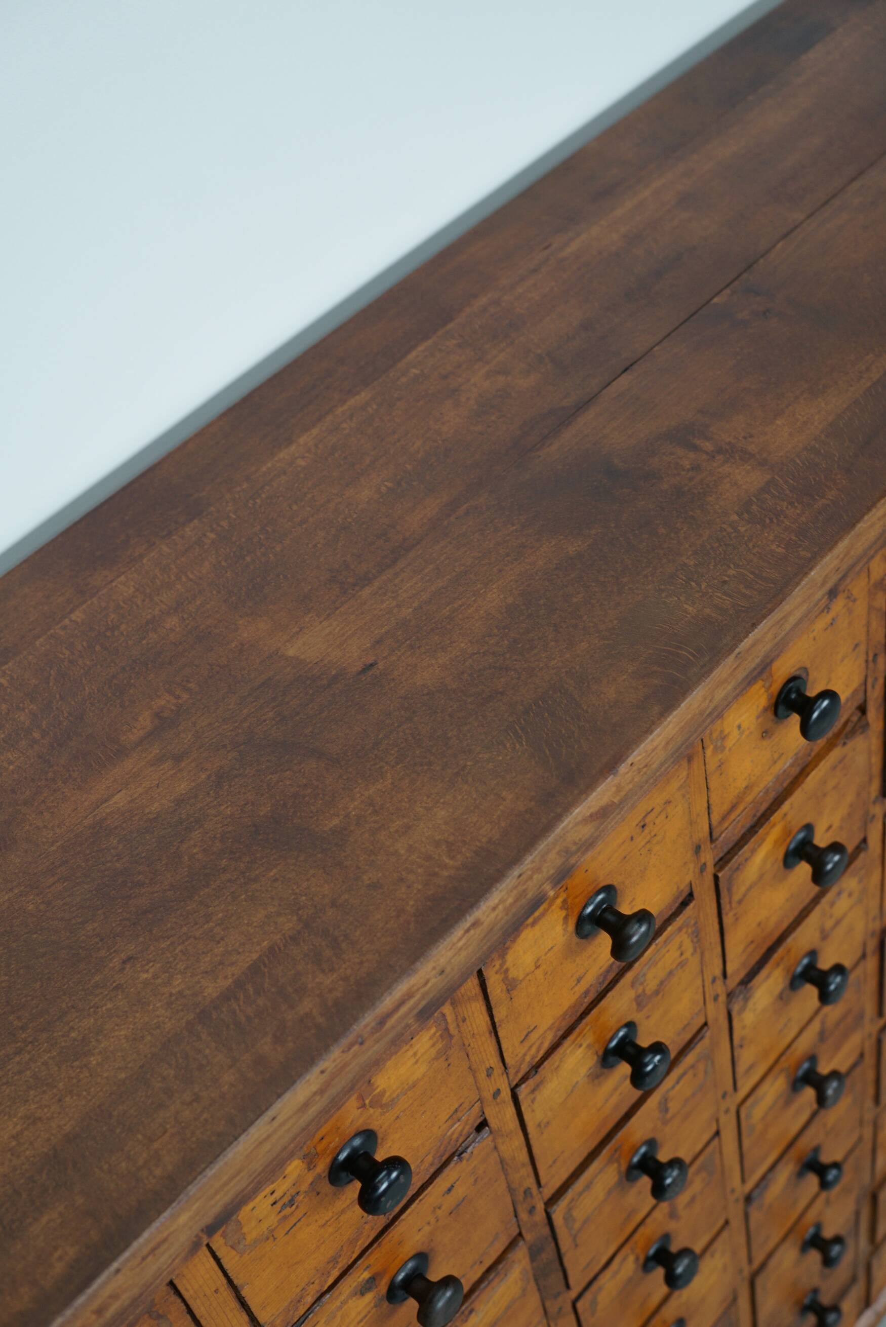 Cabinet d’atelier en pin vers 1930