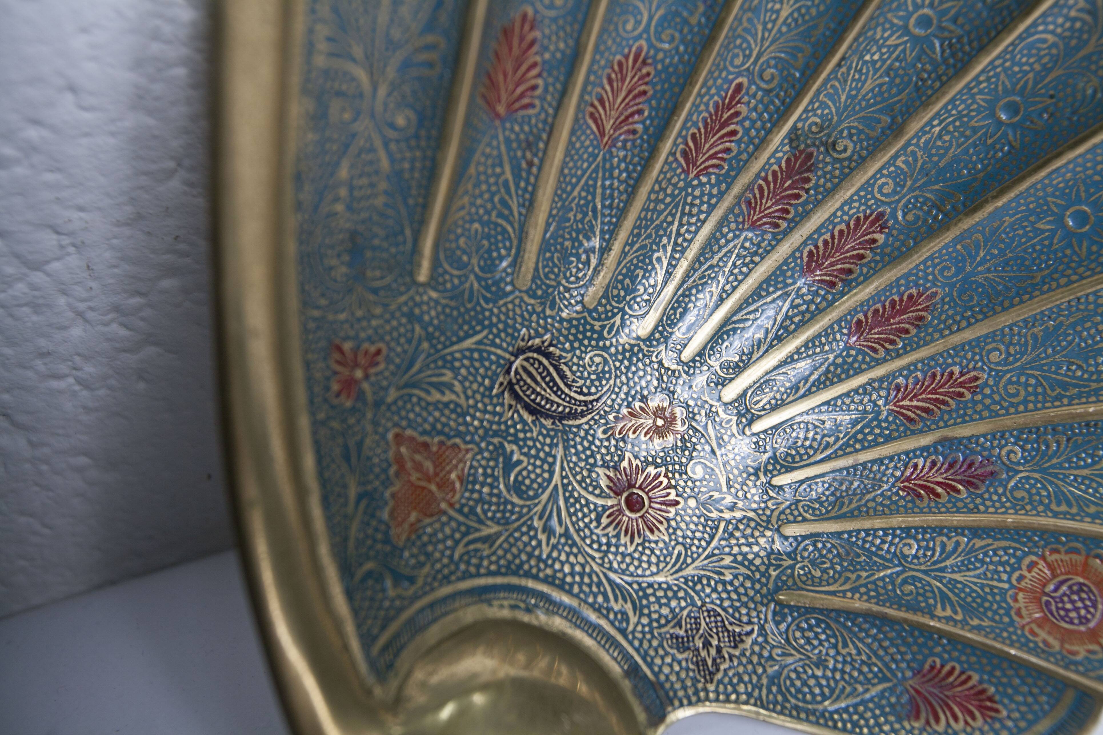 Shell cup in enameled brass