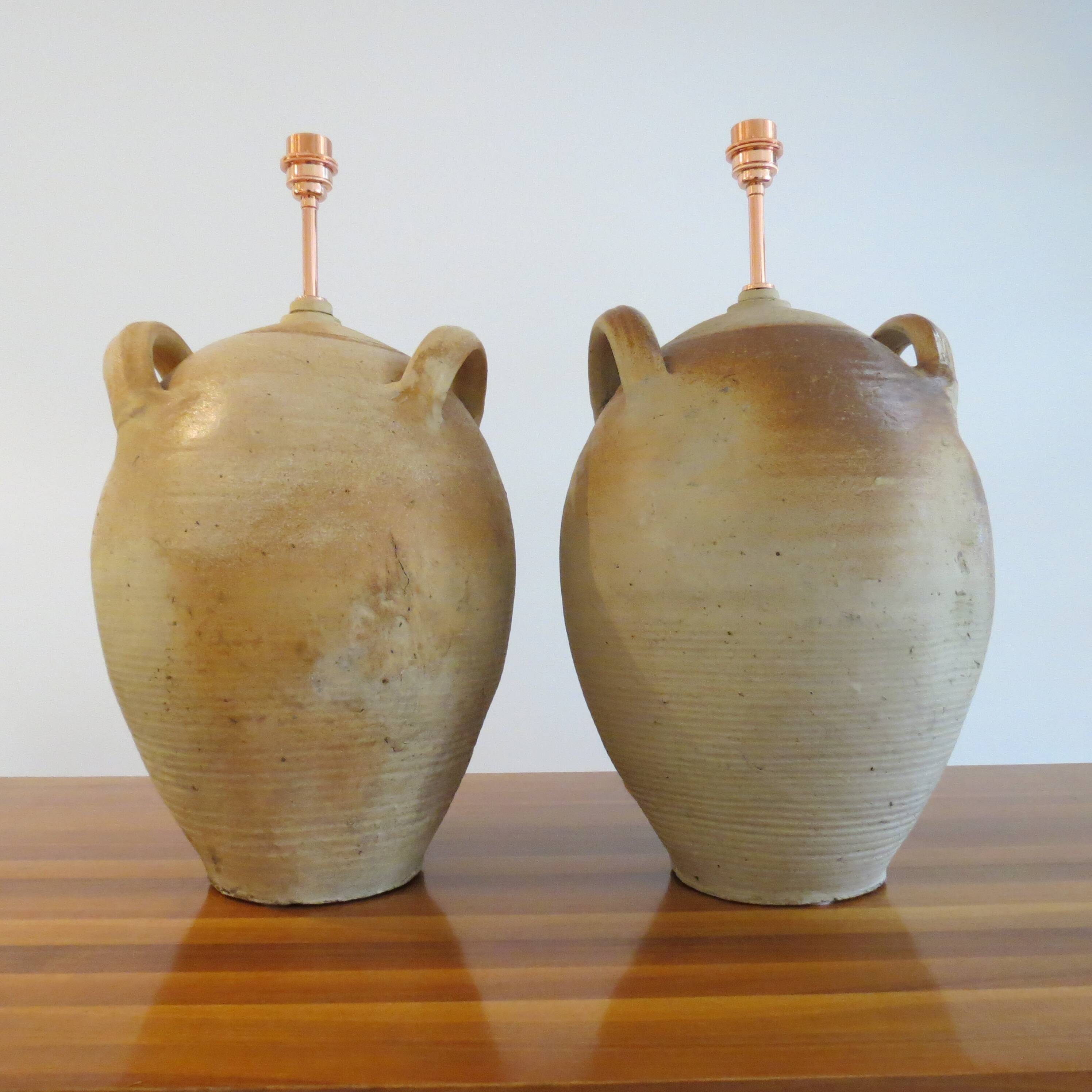 Paire de très grandes lampes de table en poterie en forme de jarres à huile d'olive.