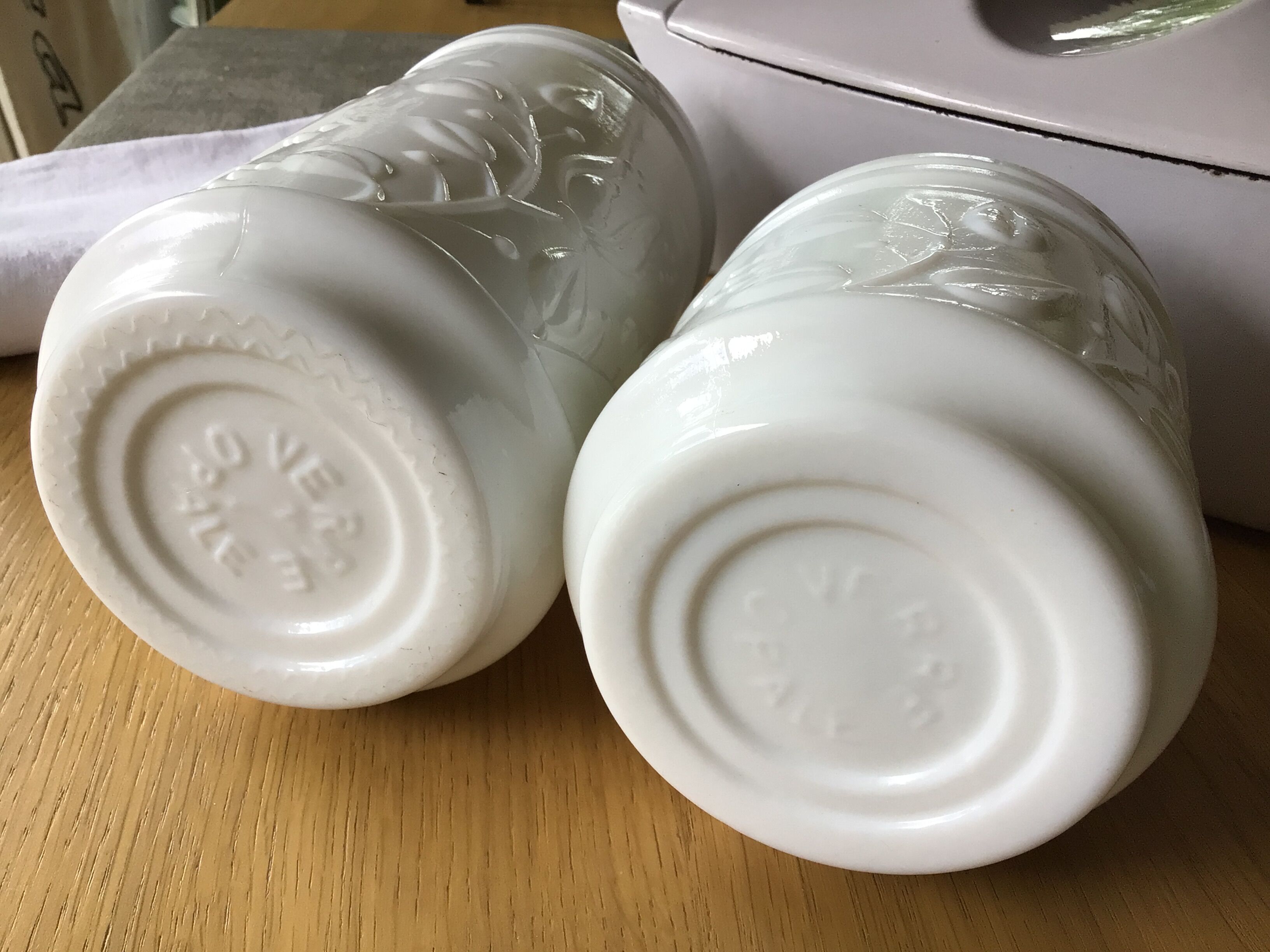 Set 2 hermetic jars white opal glass