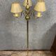 Lucien Gau: grand lampadaire néo classique à patine vieil or vers 1960-1970
