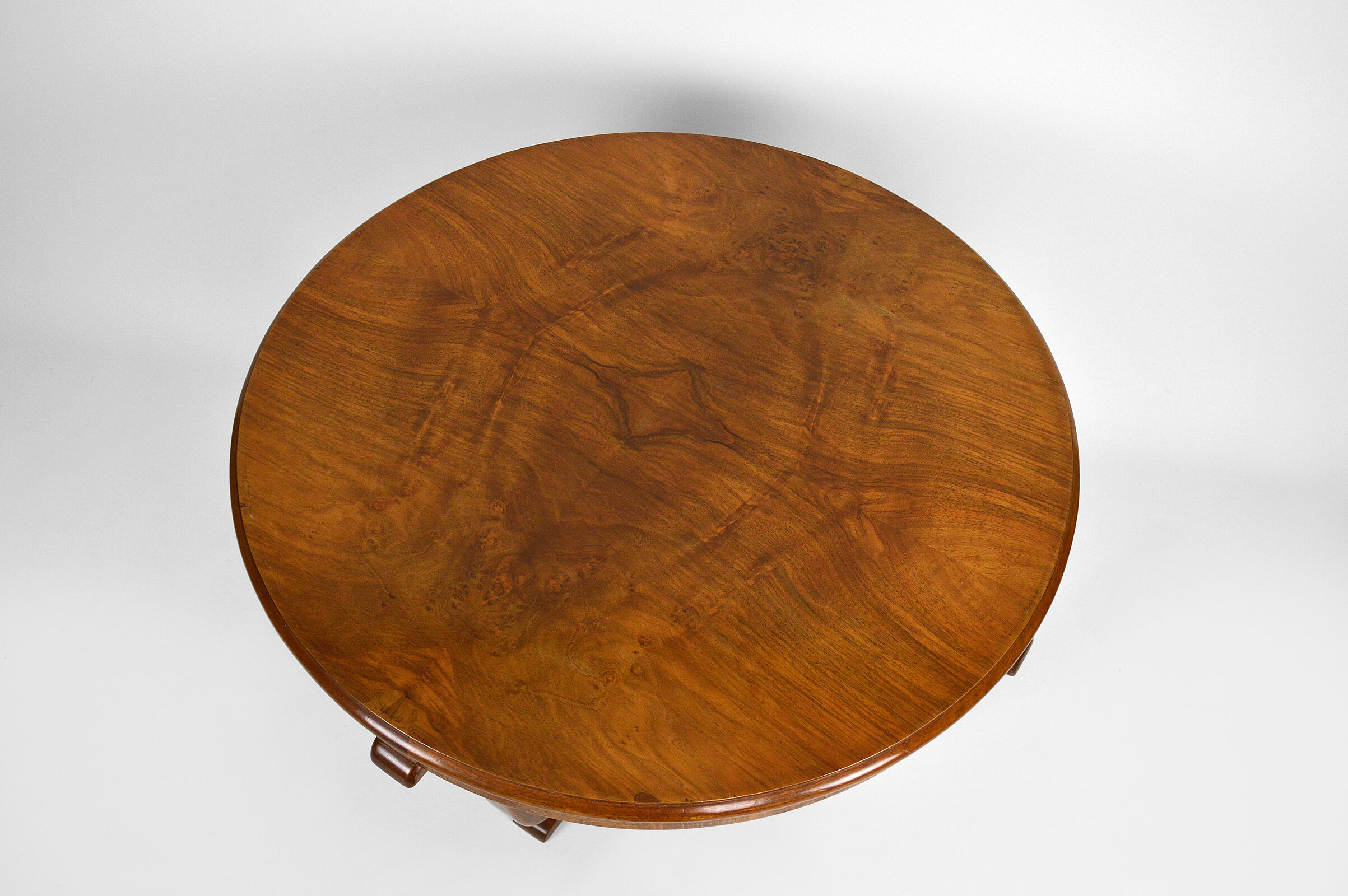Round Art Deco pedestal table in walnut veneer circa 1930