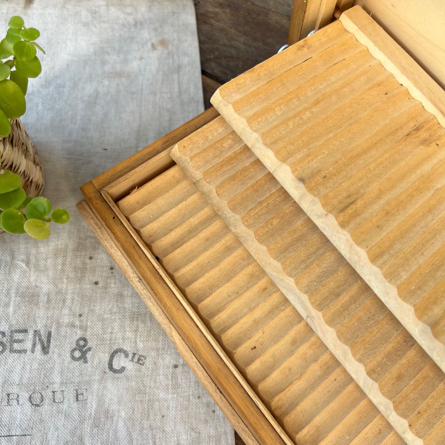 Art deco cigarette dispenser box