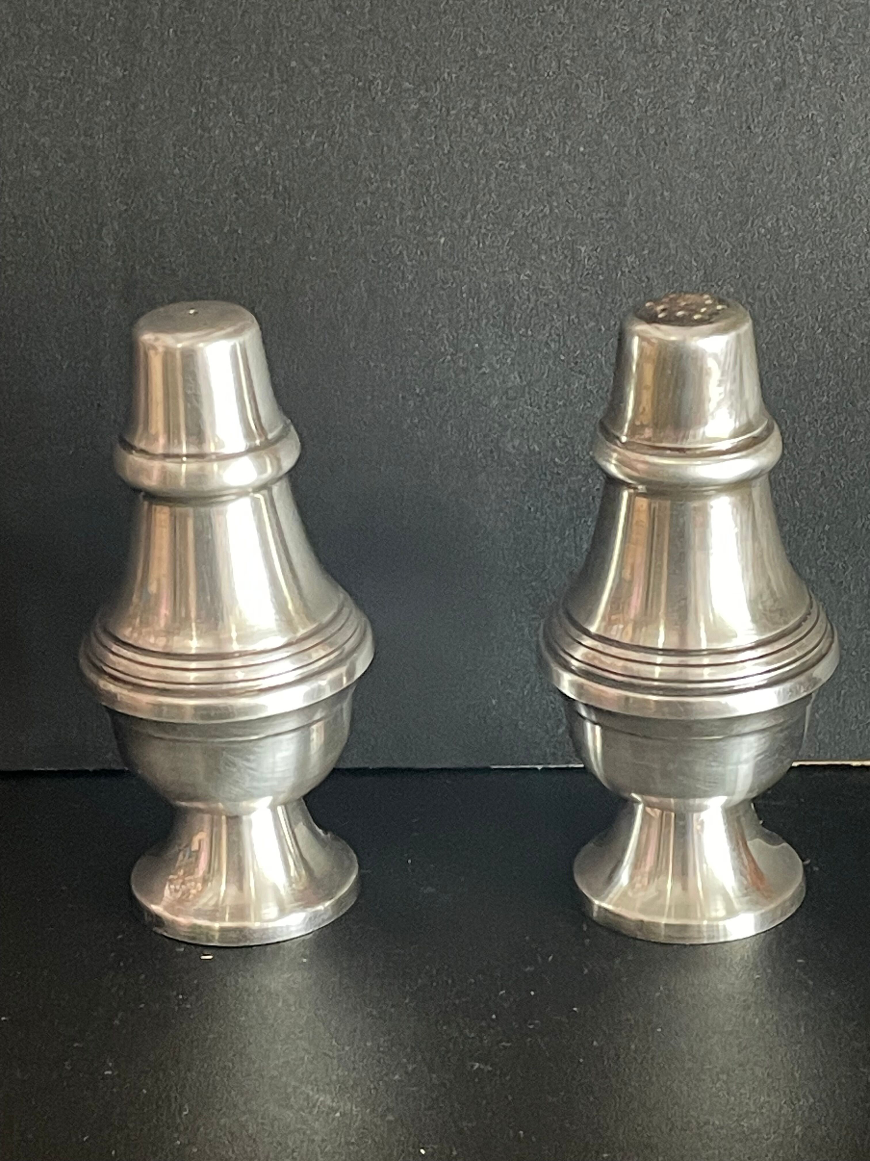 Pair of salt salt shakers pepper in silver metal