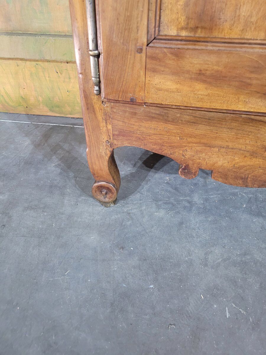 Small walnut bonnetière from the early 19th century.