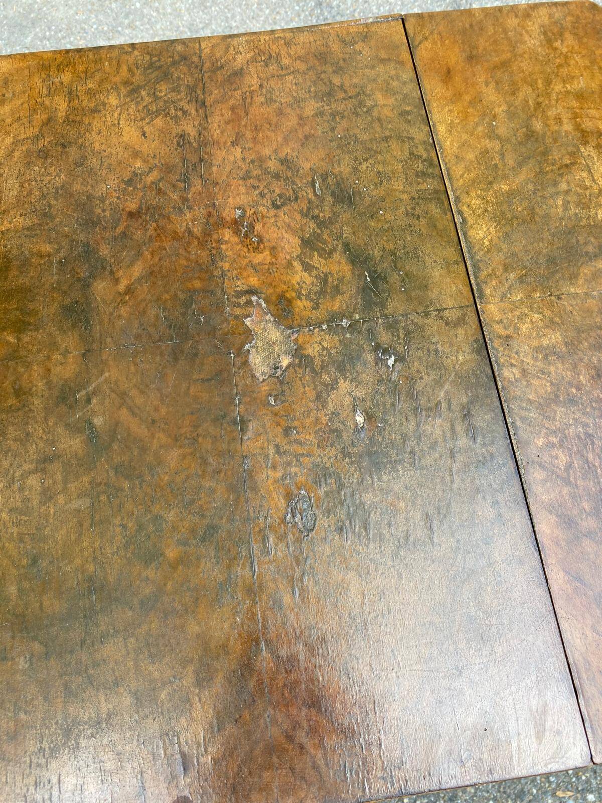 Victorian Pembroke table from the 19th century in walnut burr with drop-leaves.