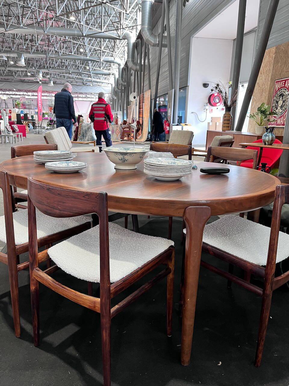 Dining table in rosewood, for 4 to 6 people.