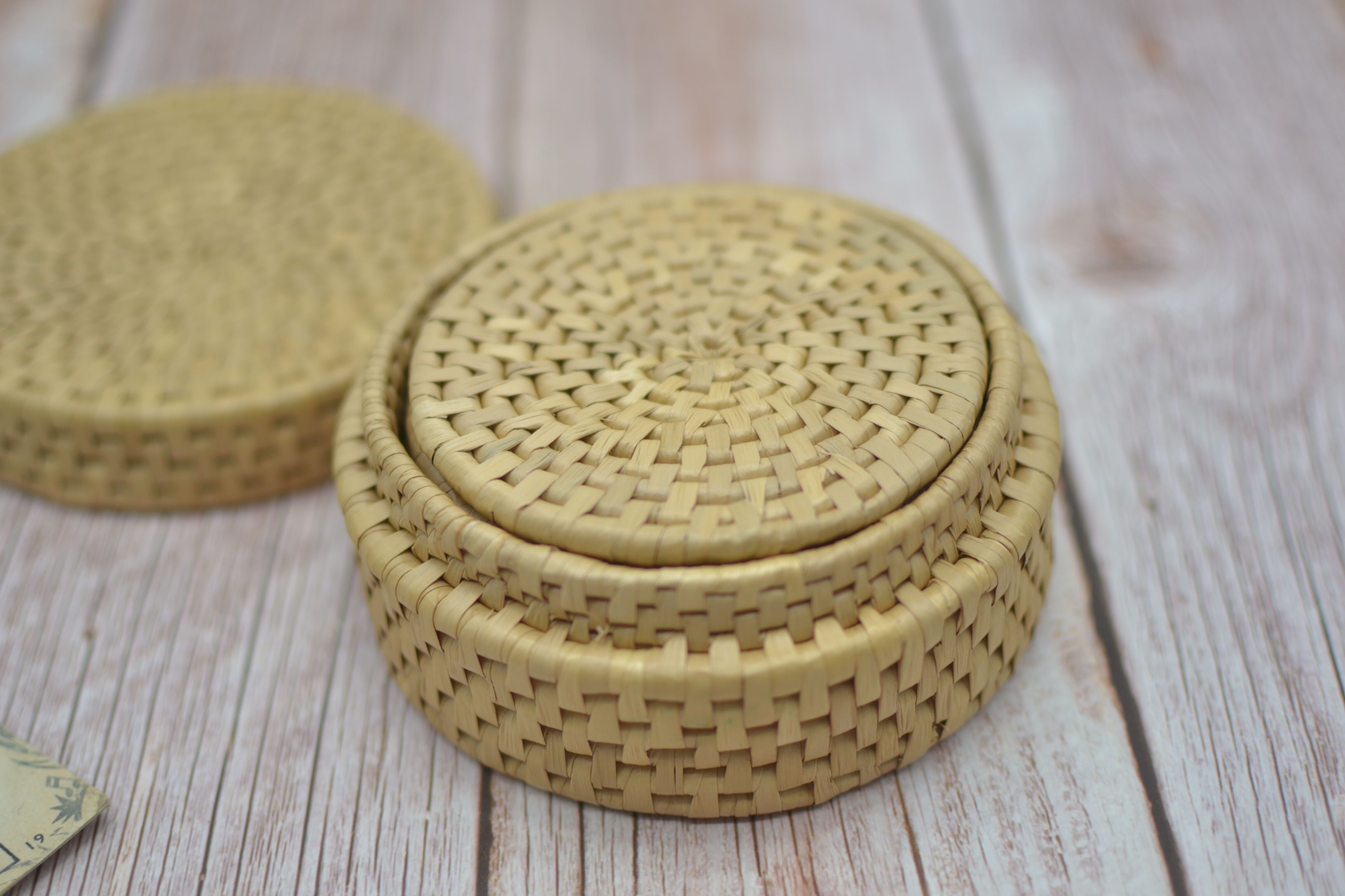 Set of 6 wicker coasters with their storage box