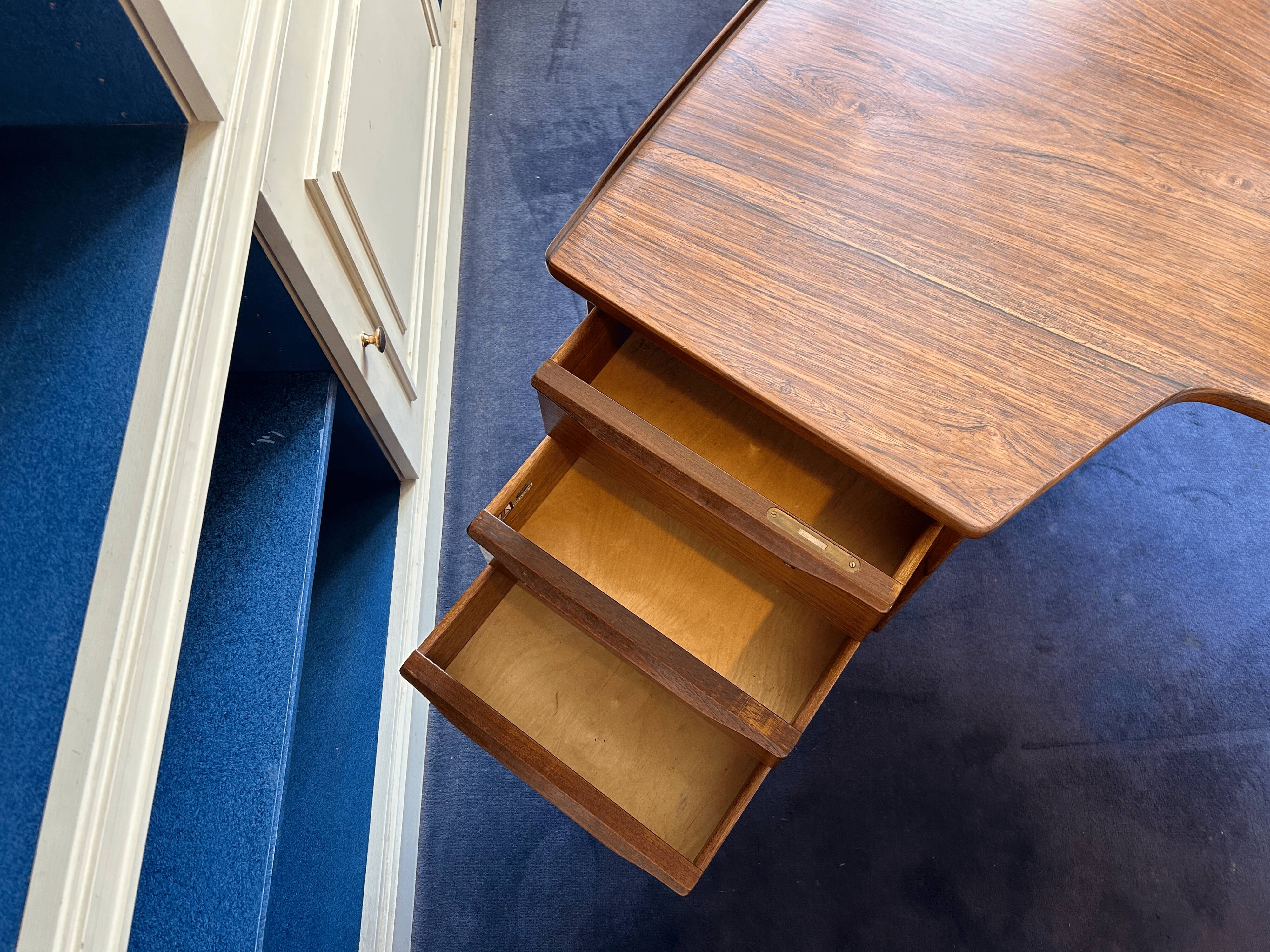 Bureau scandinave vintage en bois façon palissandre, années 60/70