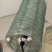 Lampe en verre de couleur bleutée et fil de fer