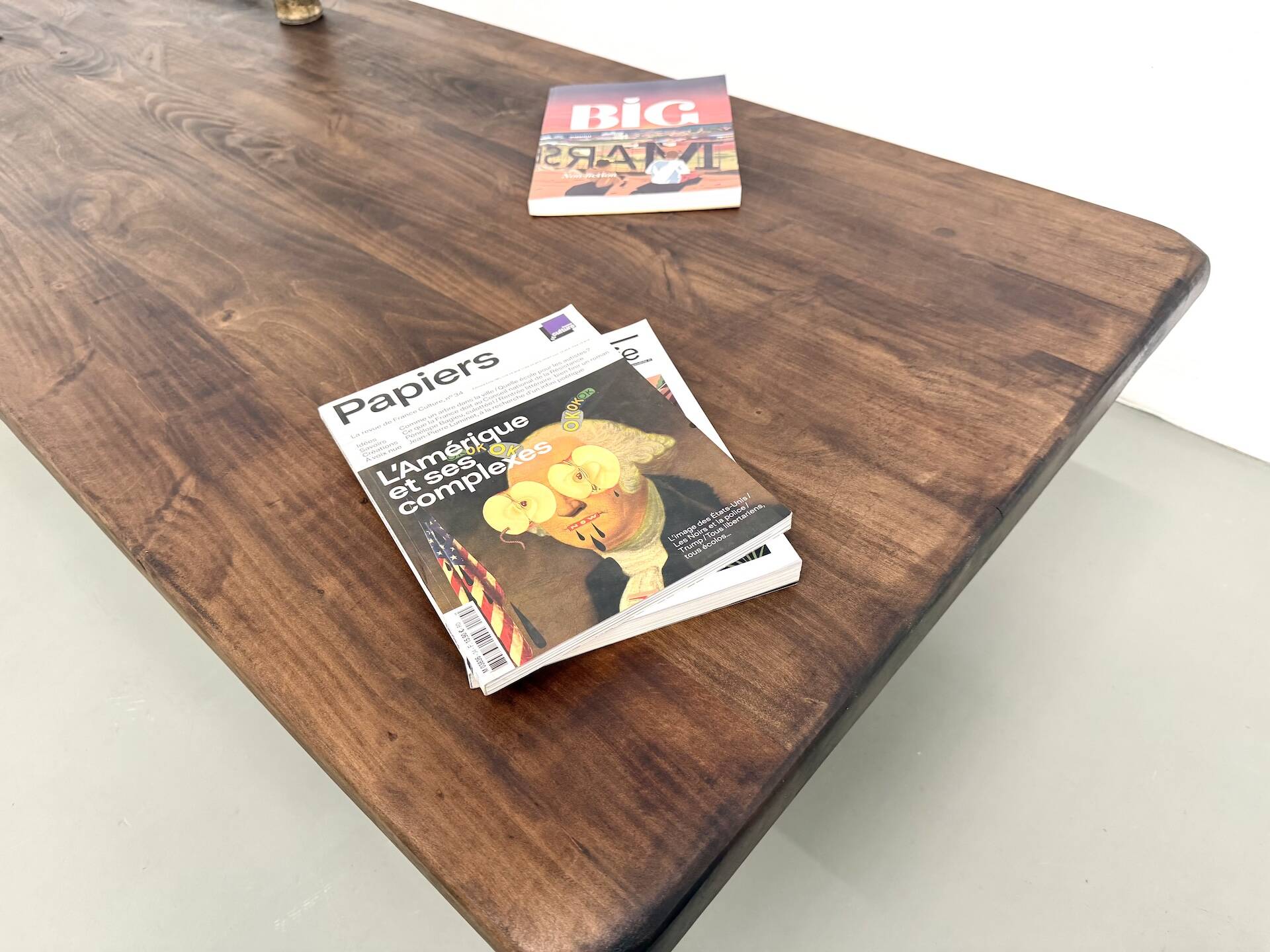Modernist coffee table in solid elm, cylindrical pine base, 1970s.