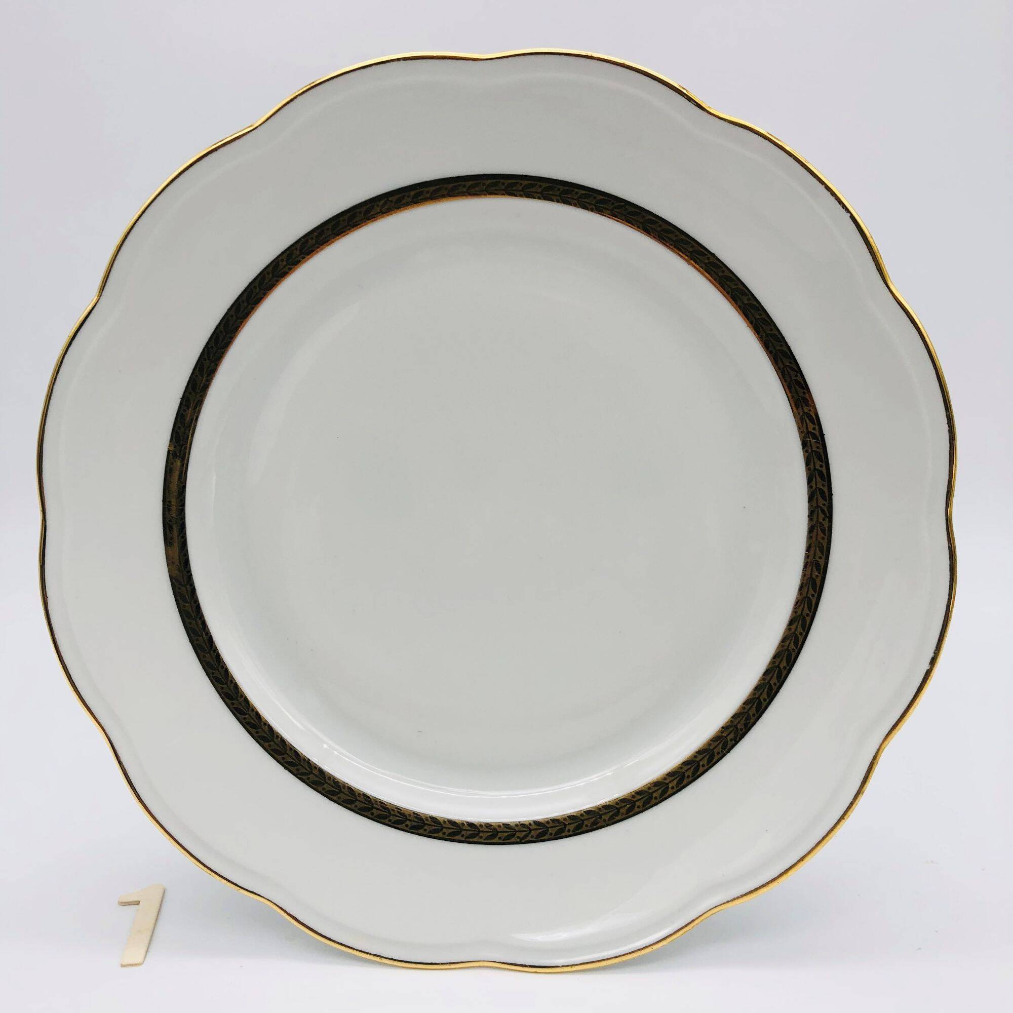 6 flat plates. In S.F.P. Limoges porcelain.
