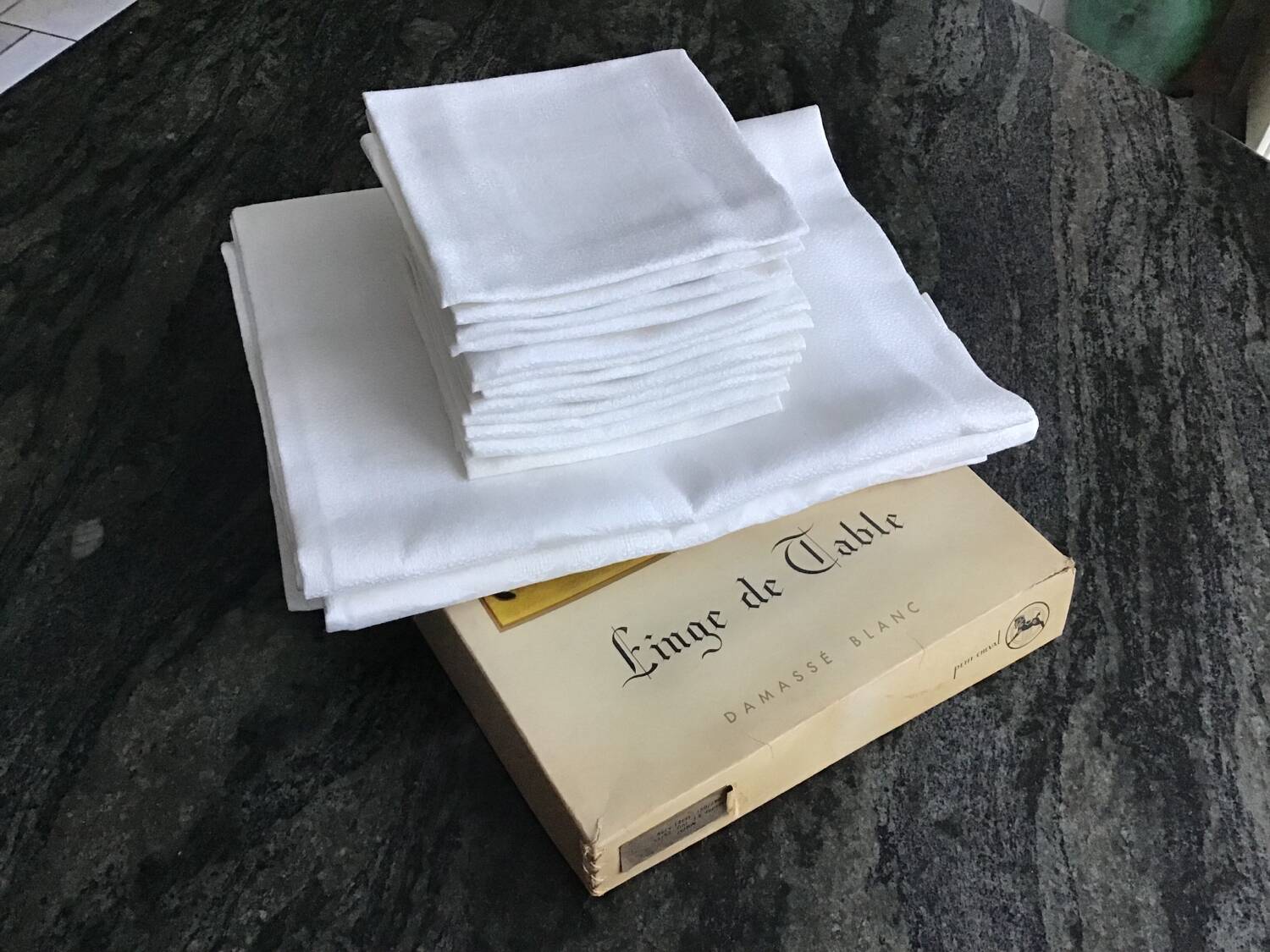 White damask table service consisting of a large tablecloth and 12 napkins