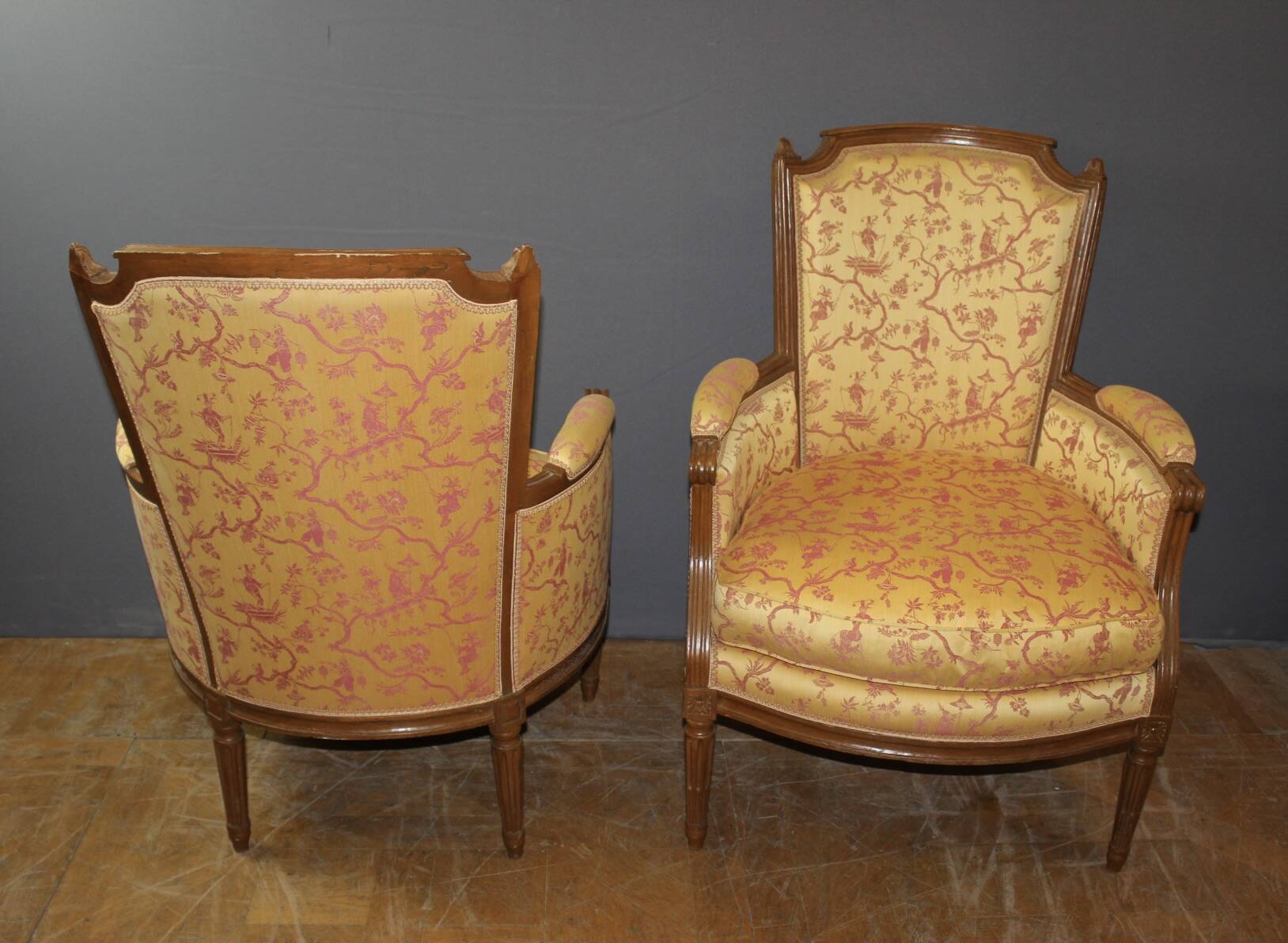 Pair of Louis XVI Bergères in walnut, late 18th century.