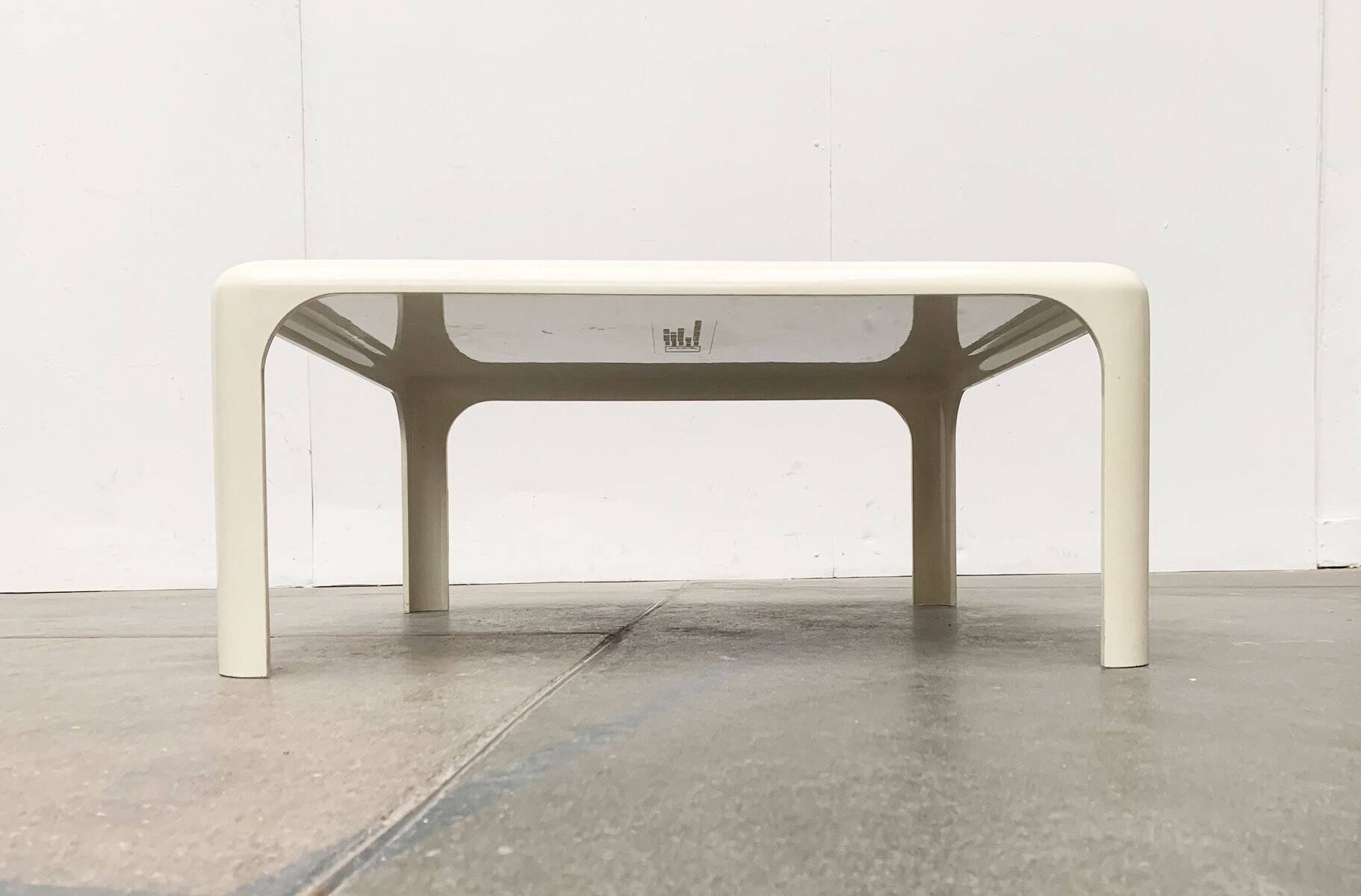 Demetrio lounge coffee table from the Italian space age of the mid-century by Vico Magistretti for Artemide.